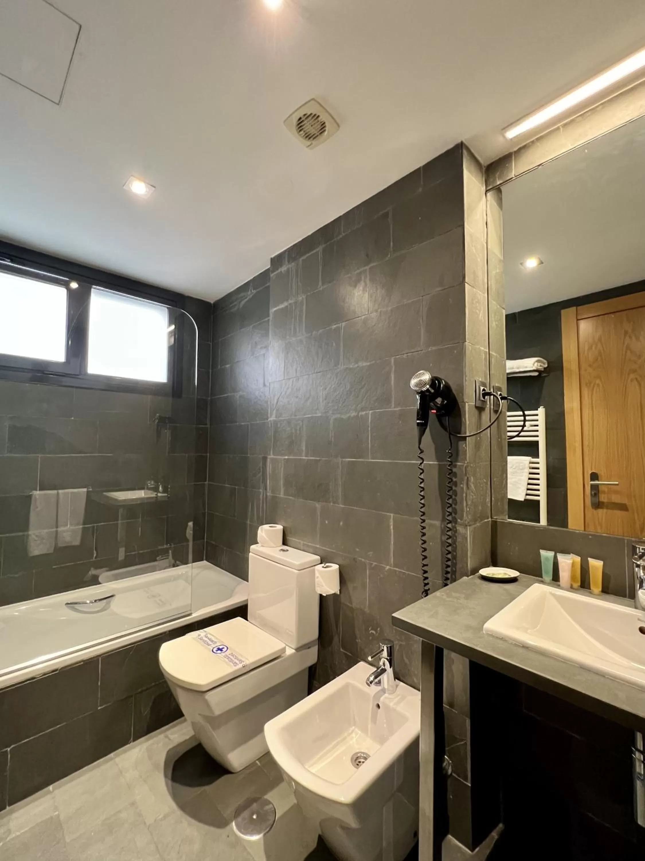 Toilet in Hotel Duero