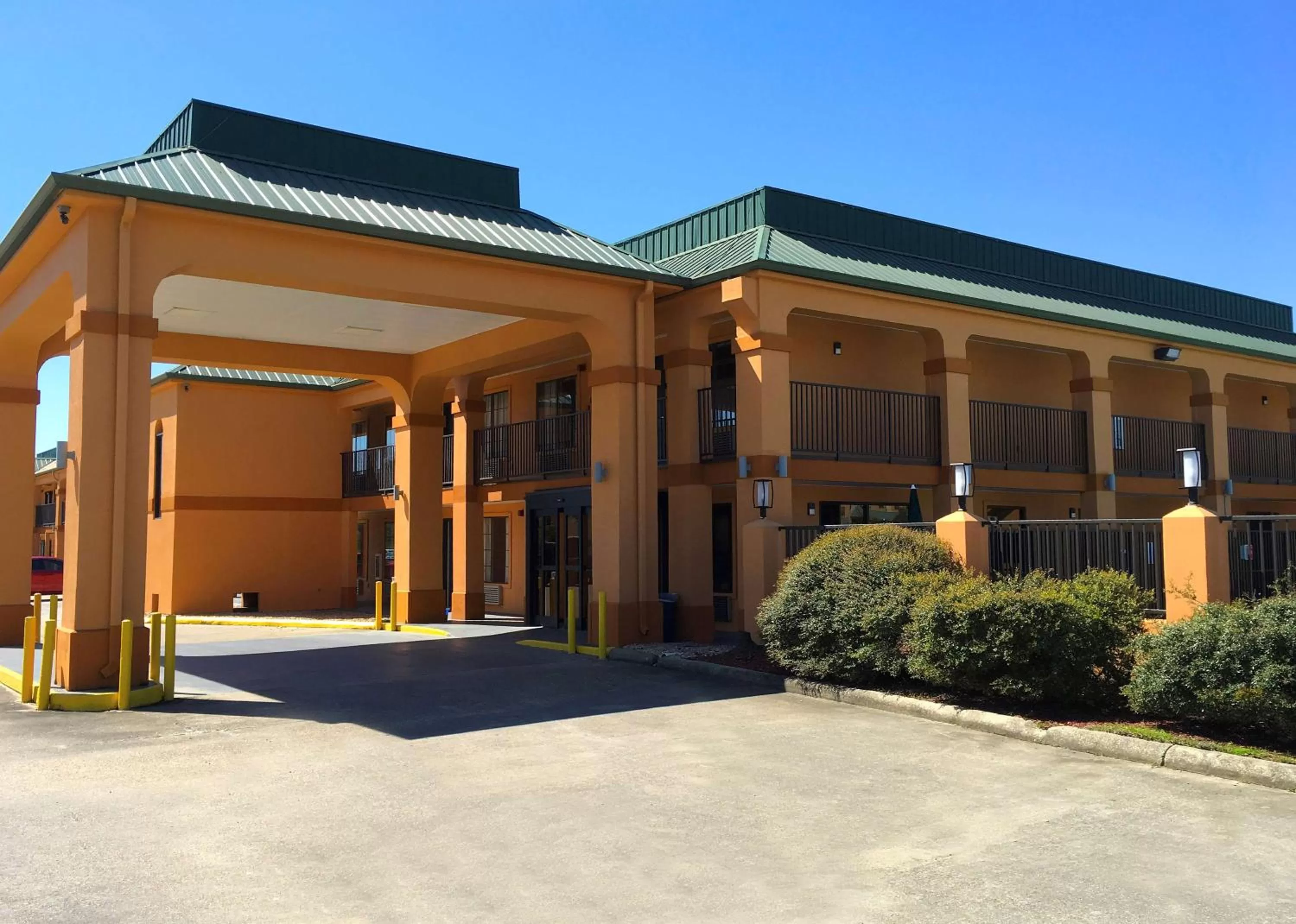 Property building in Americas Best Value Inn Denham Springs
