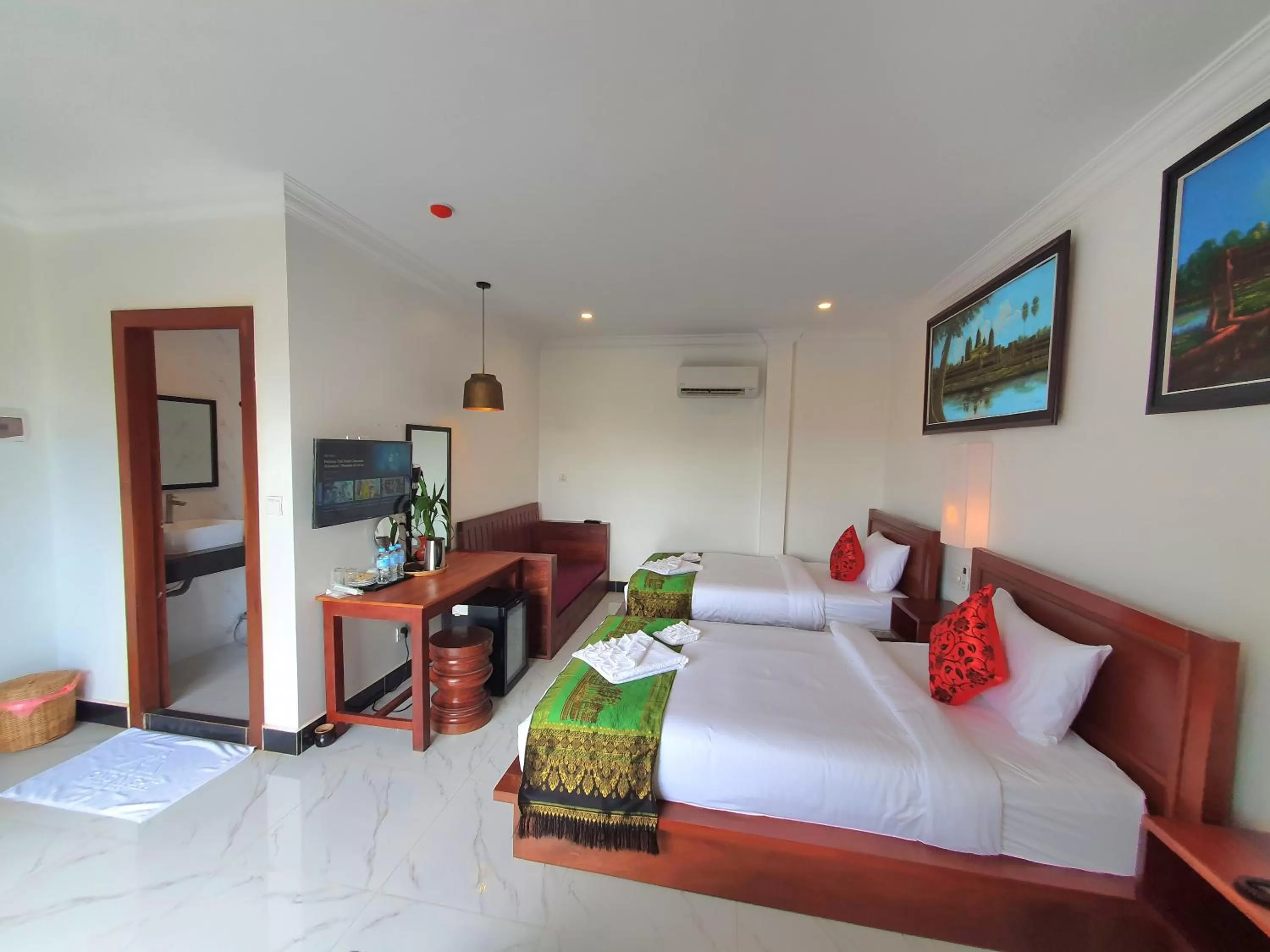 Bed in Long Night Siem Reap Hotel