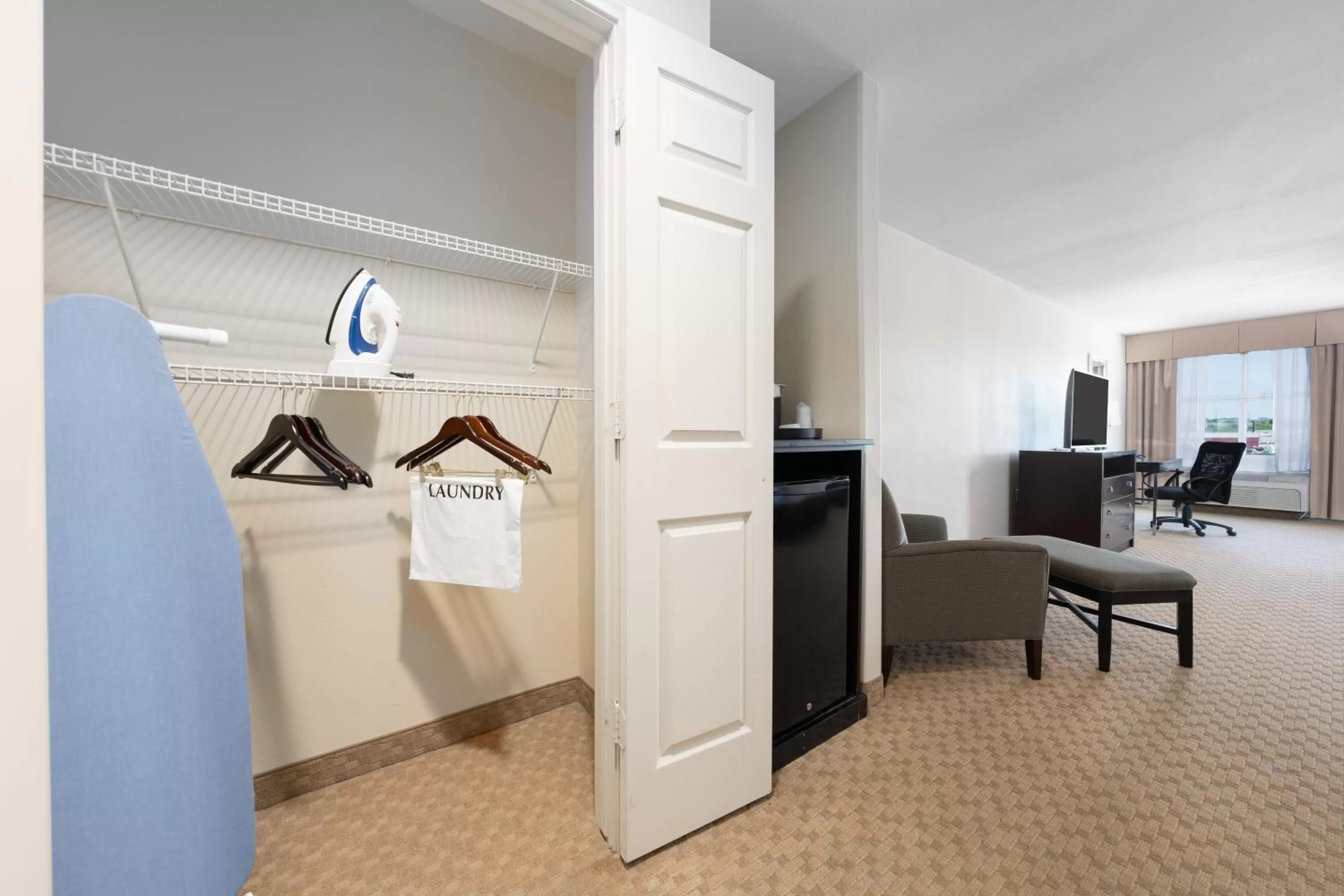 King Room with Roll-In Shower - Disability Access in Holiday Inn Temple - Belton, an IHG Hotel