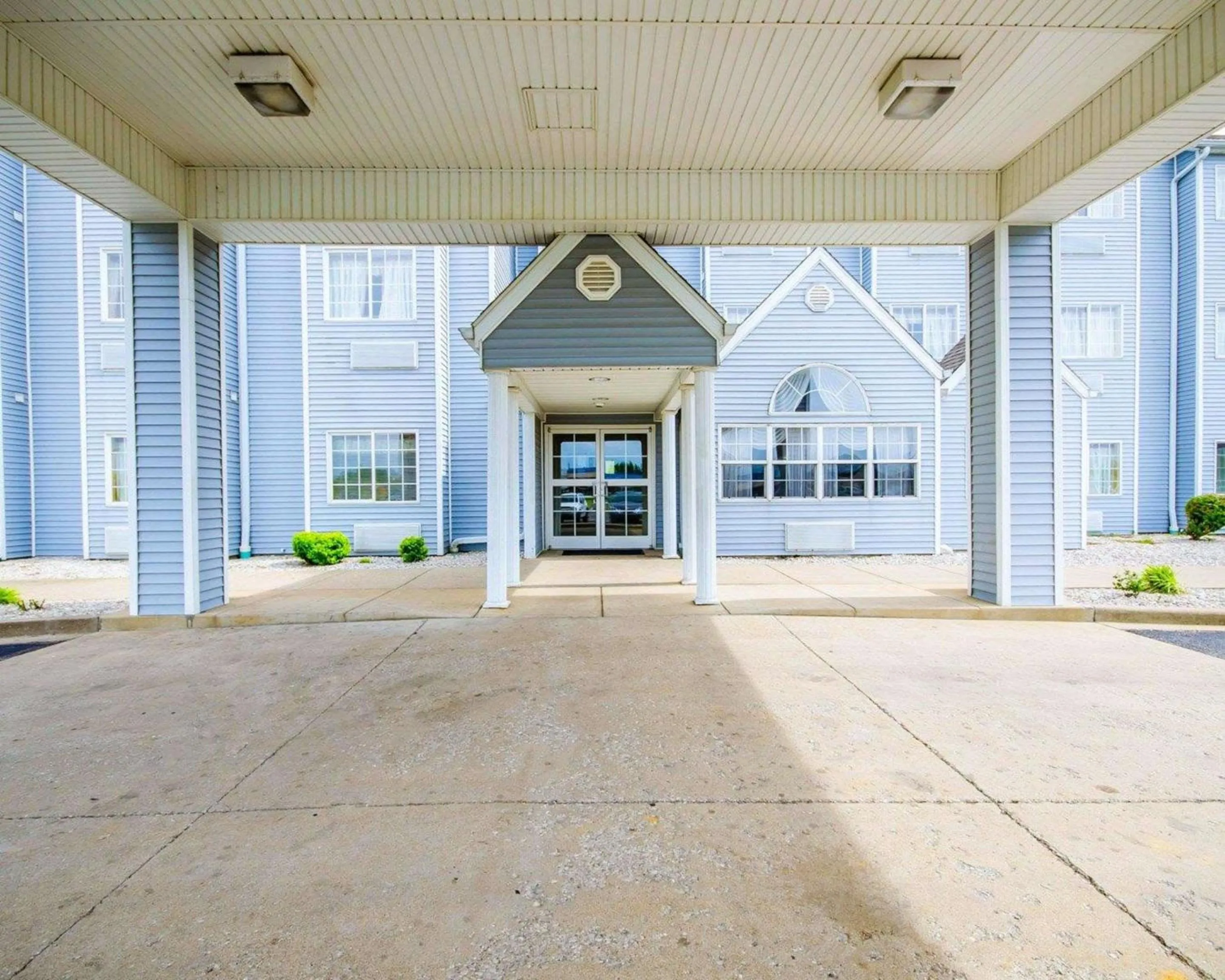 Property building in Econo Lodge Inn & Suites Evansville East