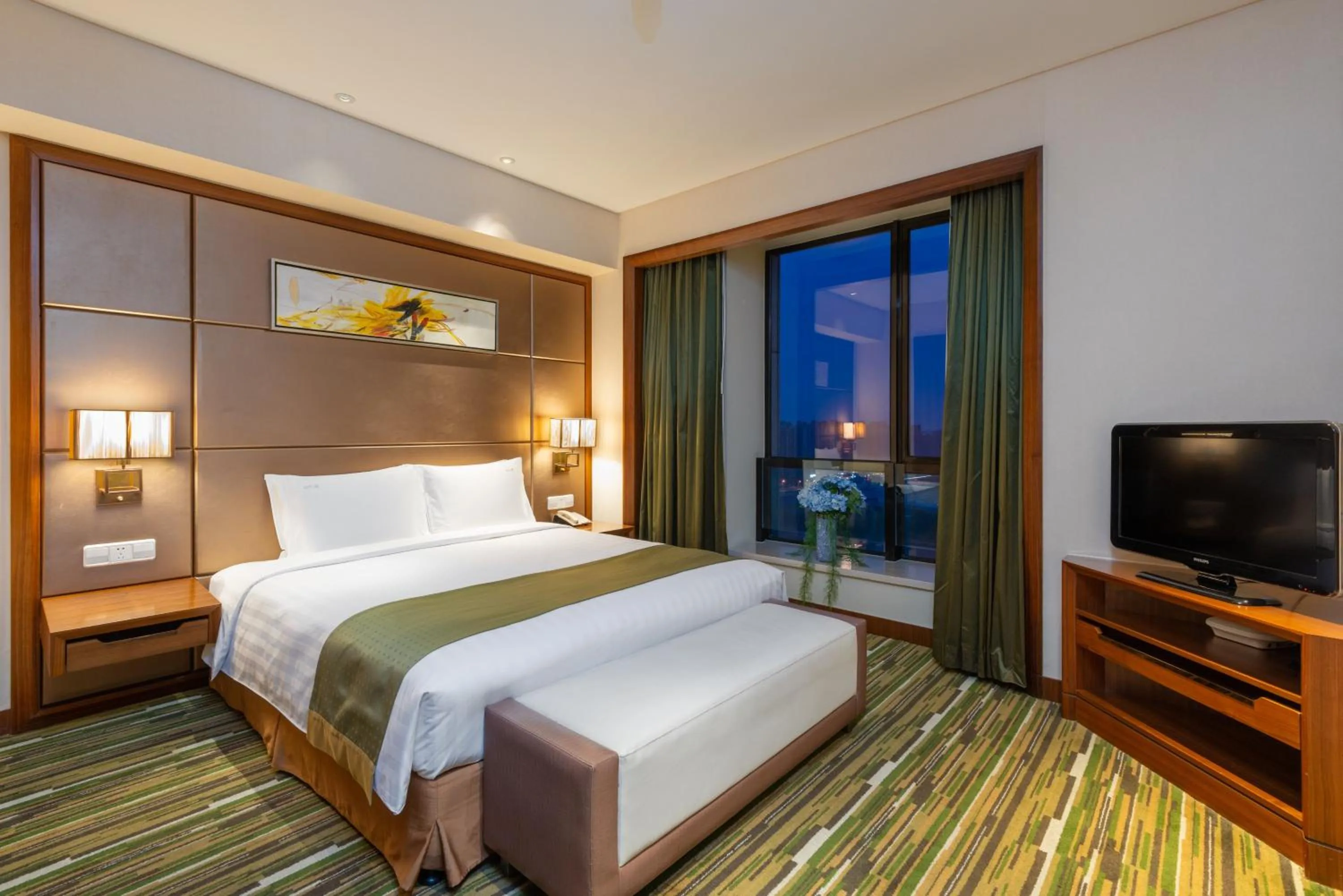 Photo of the whole room, Bed in Crowne Plaza Shanghai Jinxiu by IHG