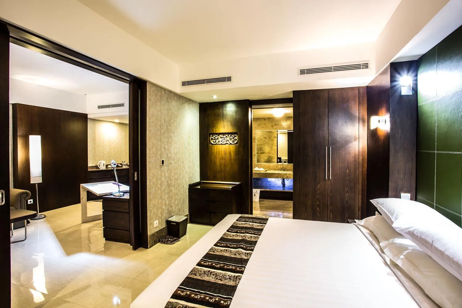 Bedroom, Bed in Crown Victoria Hotel Tulungagung