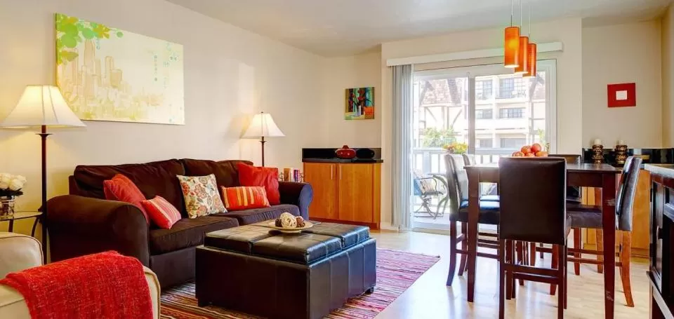 Two-Bedroom Villa with Avenue View - Master Suite #1 in Beachwalk Villas