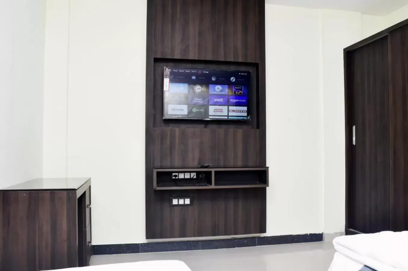 Deluxe Queen Room - single occupancy in Hotel La Gowri, Coorg Deluxe Queen Room - single occupancy in Hotel La Gowri, Coorg