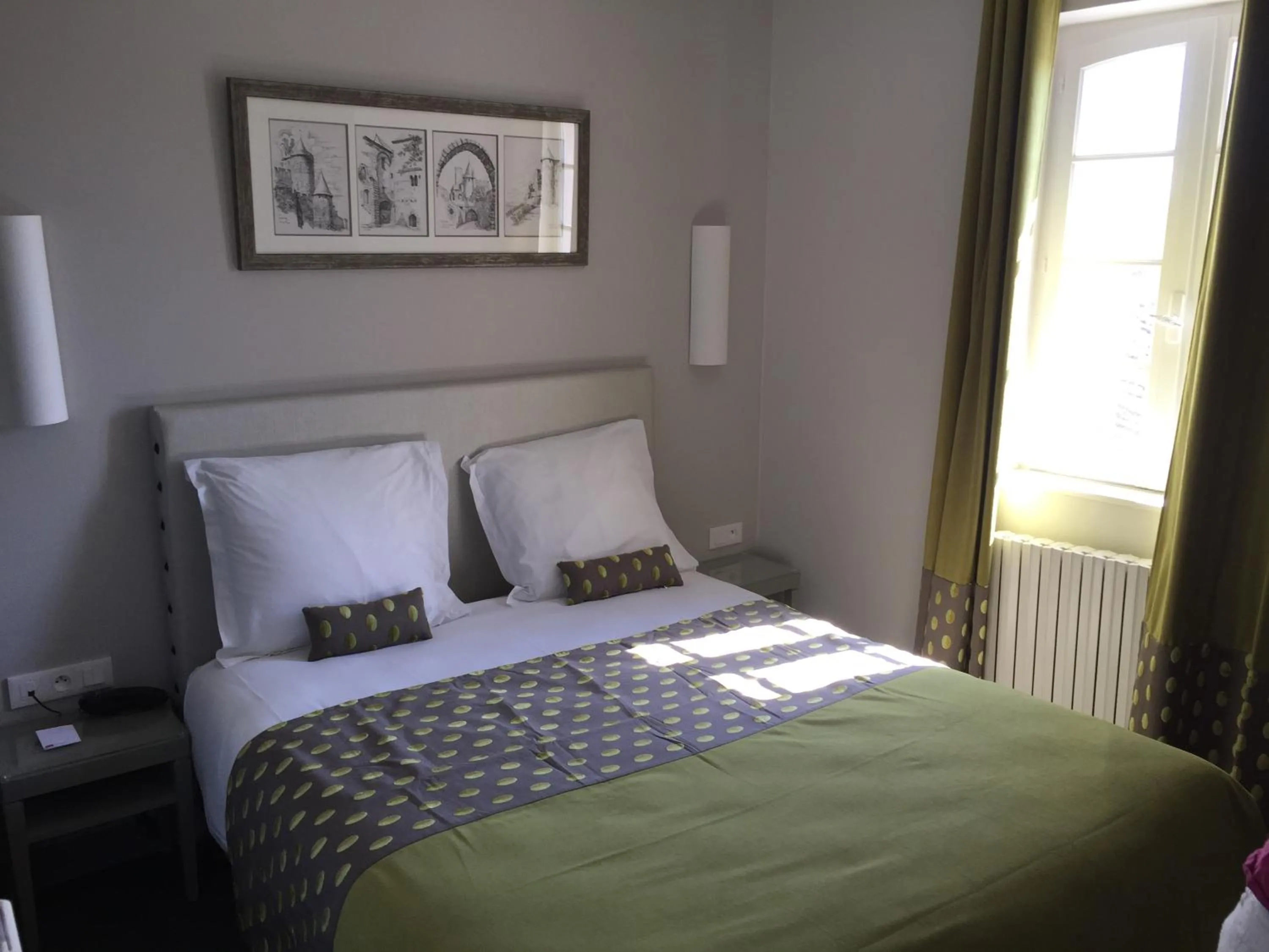 Photo of the whole room, Bed in Hotel Du Pont Vieux