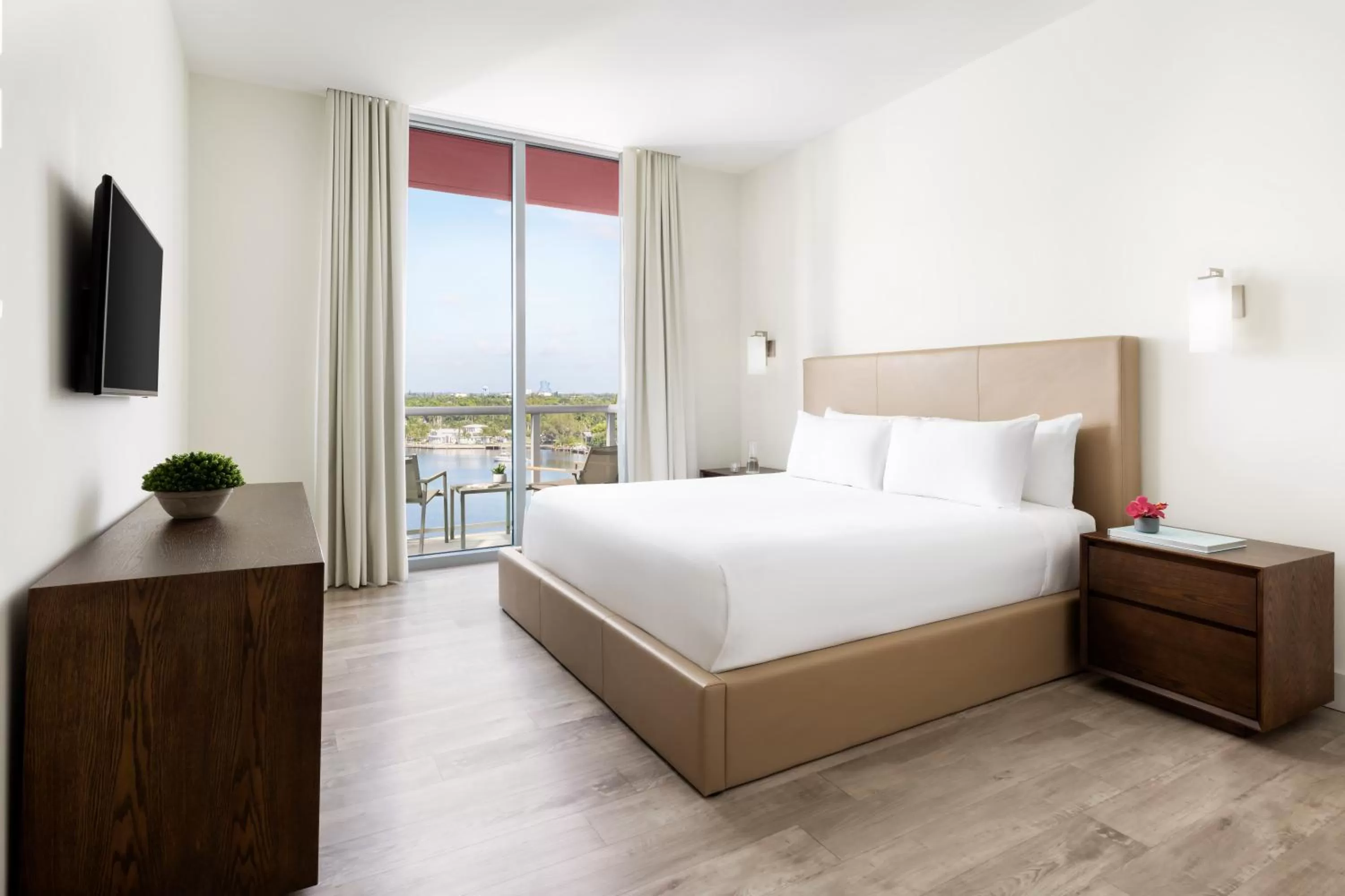 Communal lounge/ TV room, Bed in Costa Hollywood Beach Resort - An All Suite Hotel