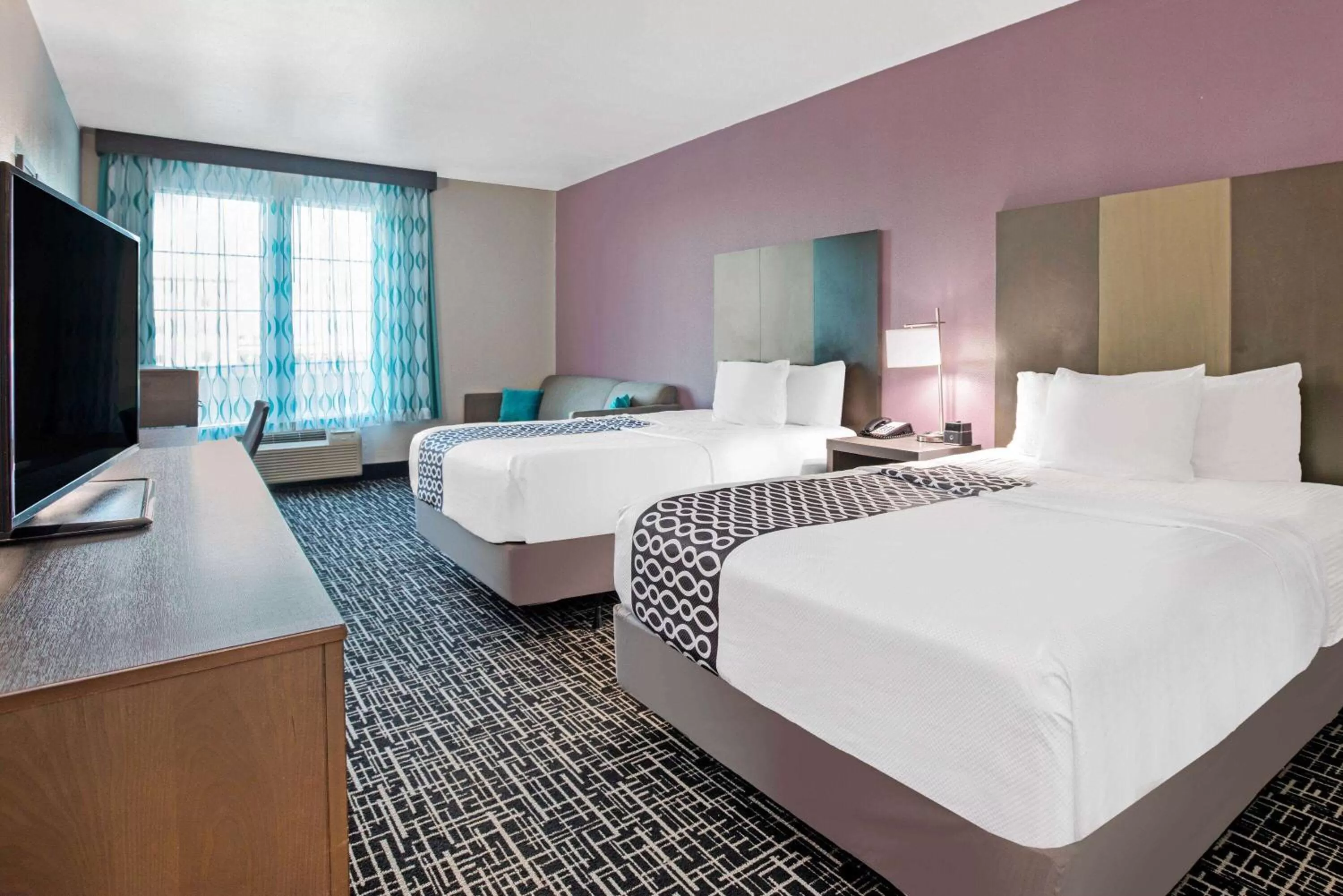 Photo of the whole room, Bed in La Quinta by Wyndham Corpus Christi - Portland