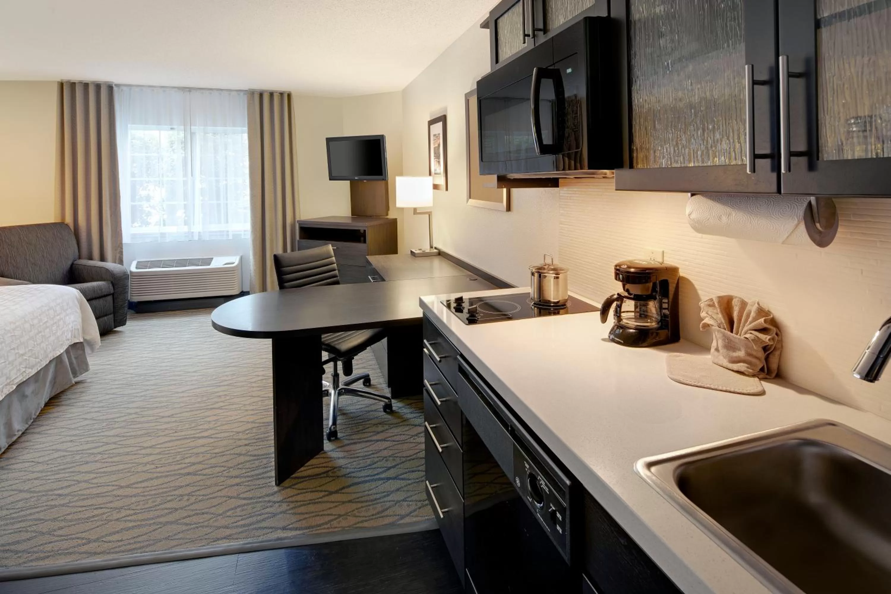 Photo of the whole room, Bed in Candlewood Suites Rogers-Bentonville by IHG