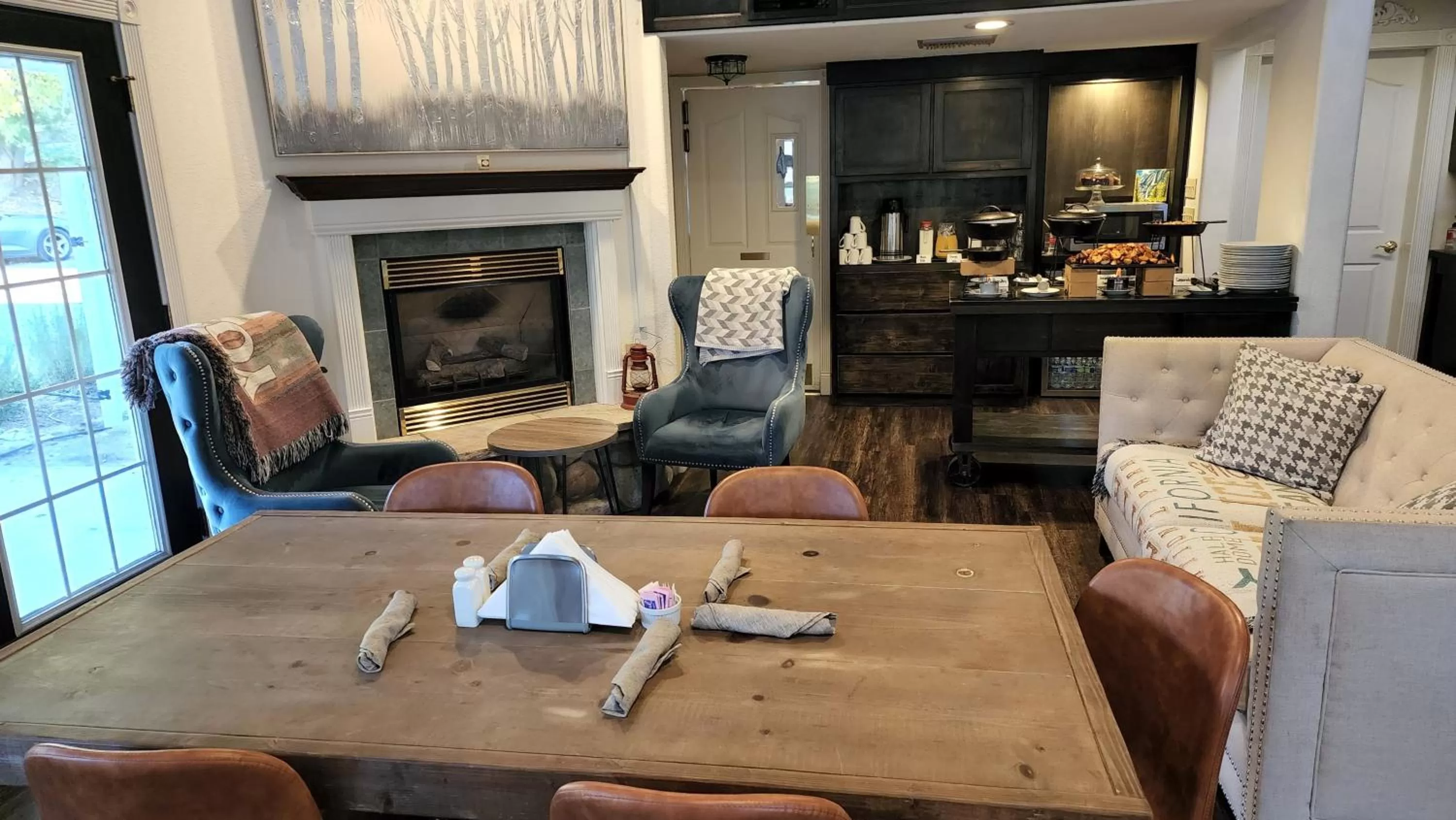 Breakfast in Hounds Tooth Inn