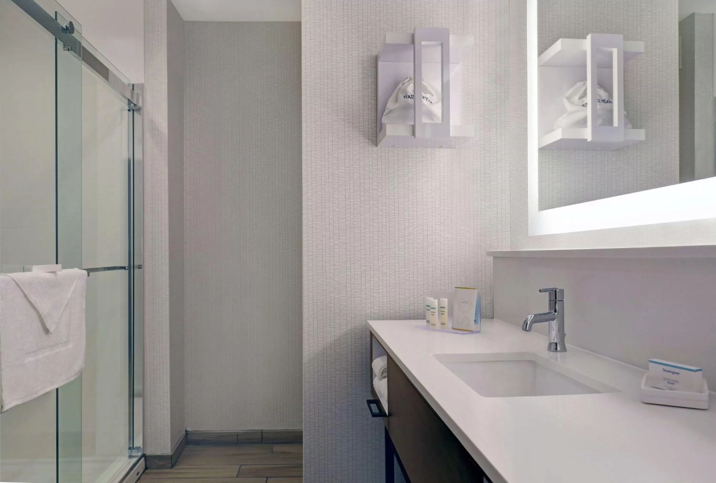 Bathroom in Hampton Inn Patterson, Ca