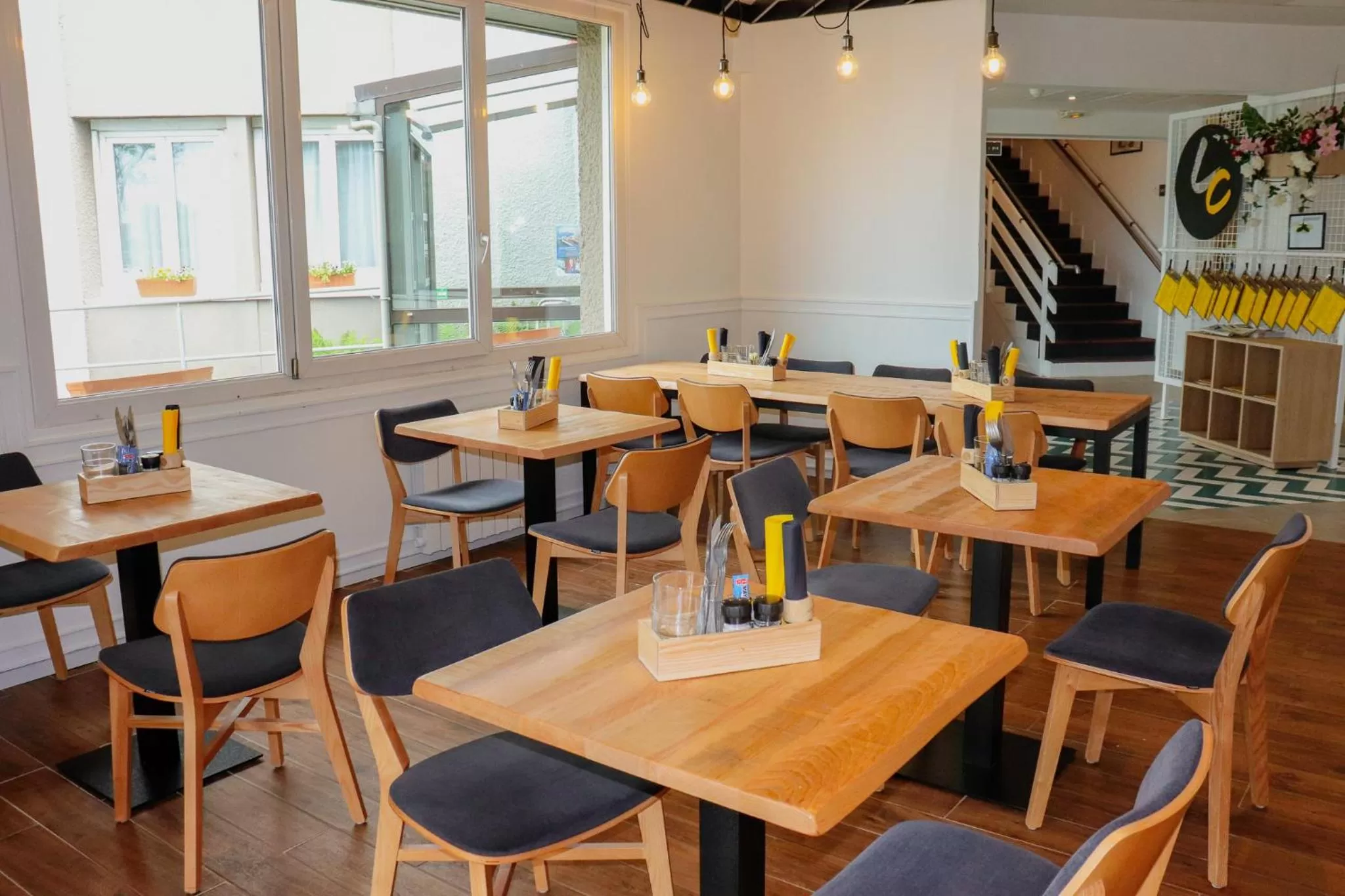 Restaurant/places to eat in ibis Calais Car Ferry