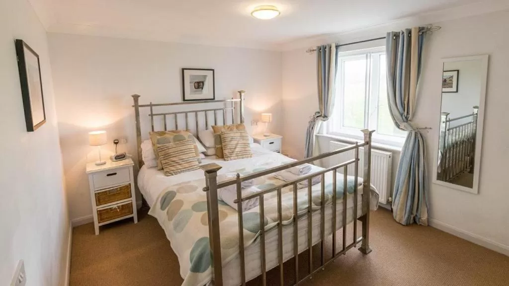 Bedroom, Bed in Chesil Beach Lodge Burton Bradstock Dorset DT64RJ