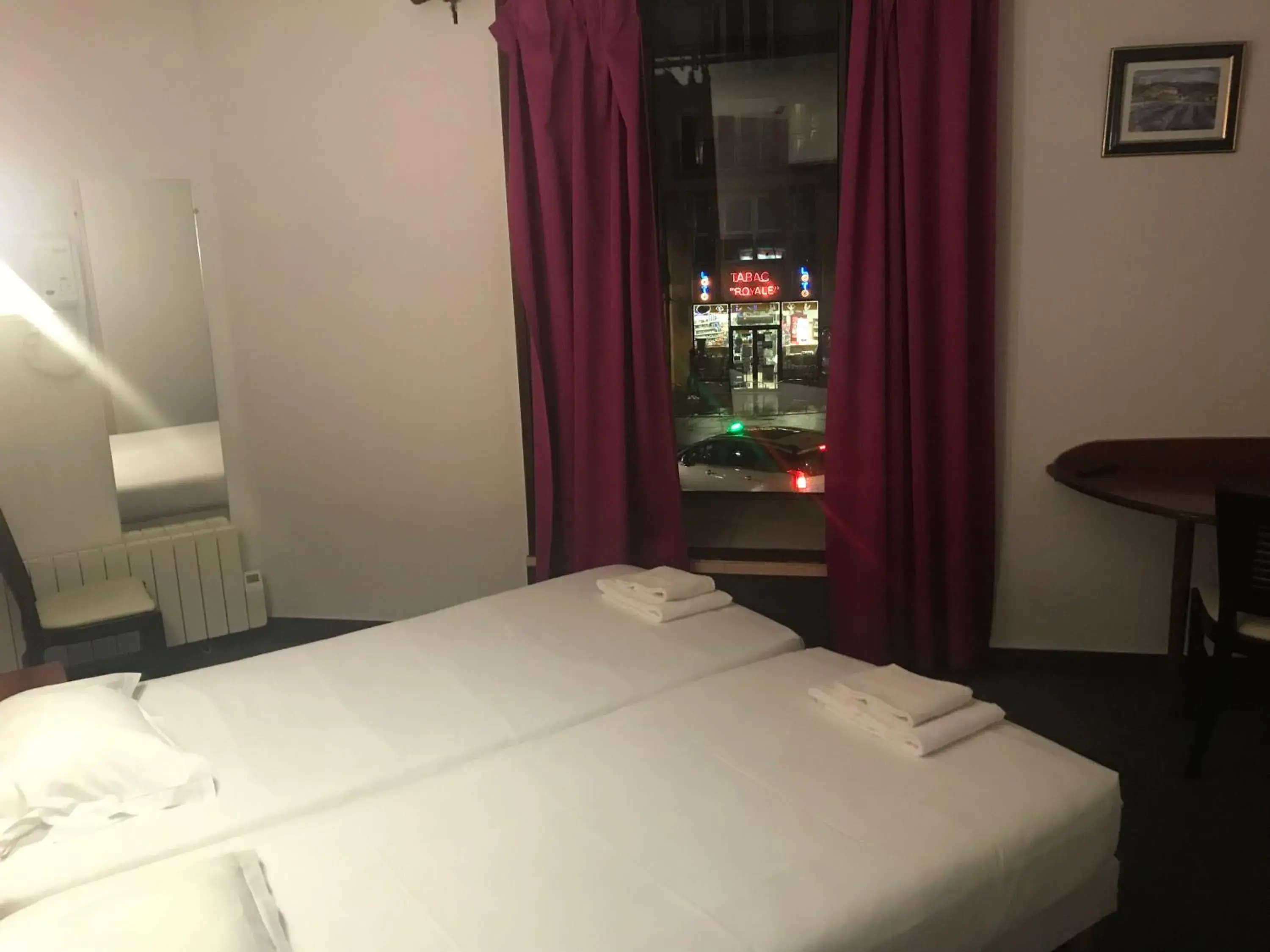 Twin Room - single occupancy in Hotel Couleurs Sud Centre-ville Gare Charleville-Mézières Twin Room - single occupancy in Hotel Couleurs Sud Centre-ville Gare Charleville-Mézières