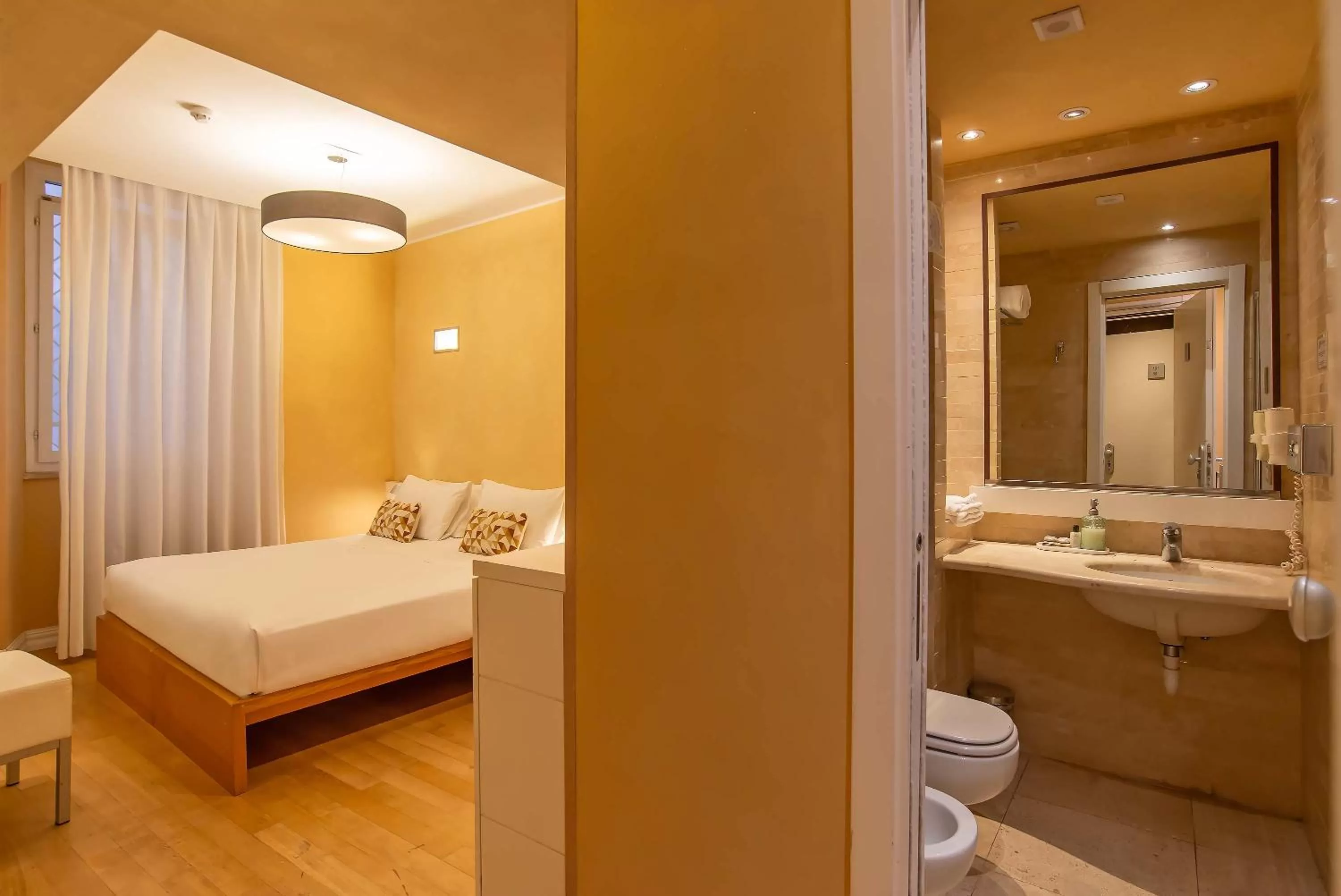 Toilet, Bed in Hotel White