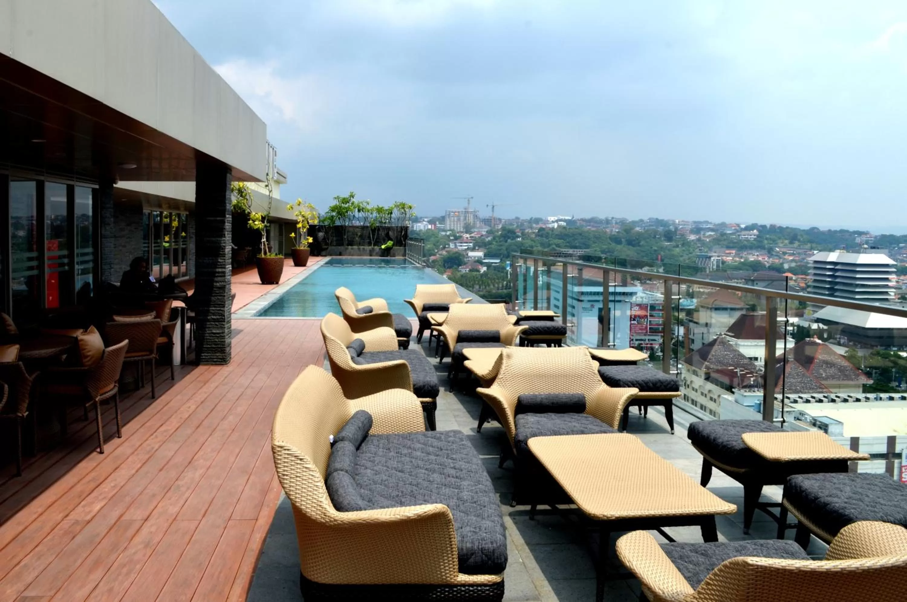 Restaurant/places to eat in Louis Kienne Hotel Simpang Lima