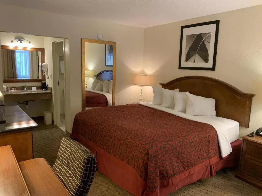 1 Queen Bed, First Floor, Non-Smoking in Days Inn by Wyndham St George 1 Queen Bed, First Floor, Non-Smoking in Days Inn by Wyndham St George