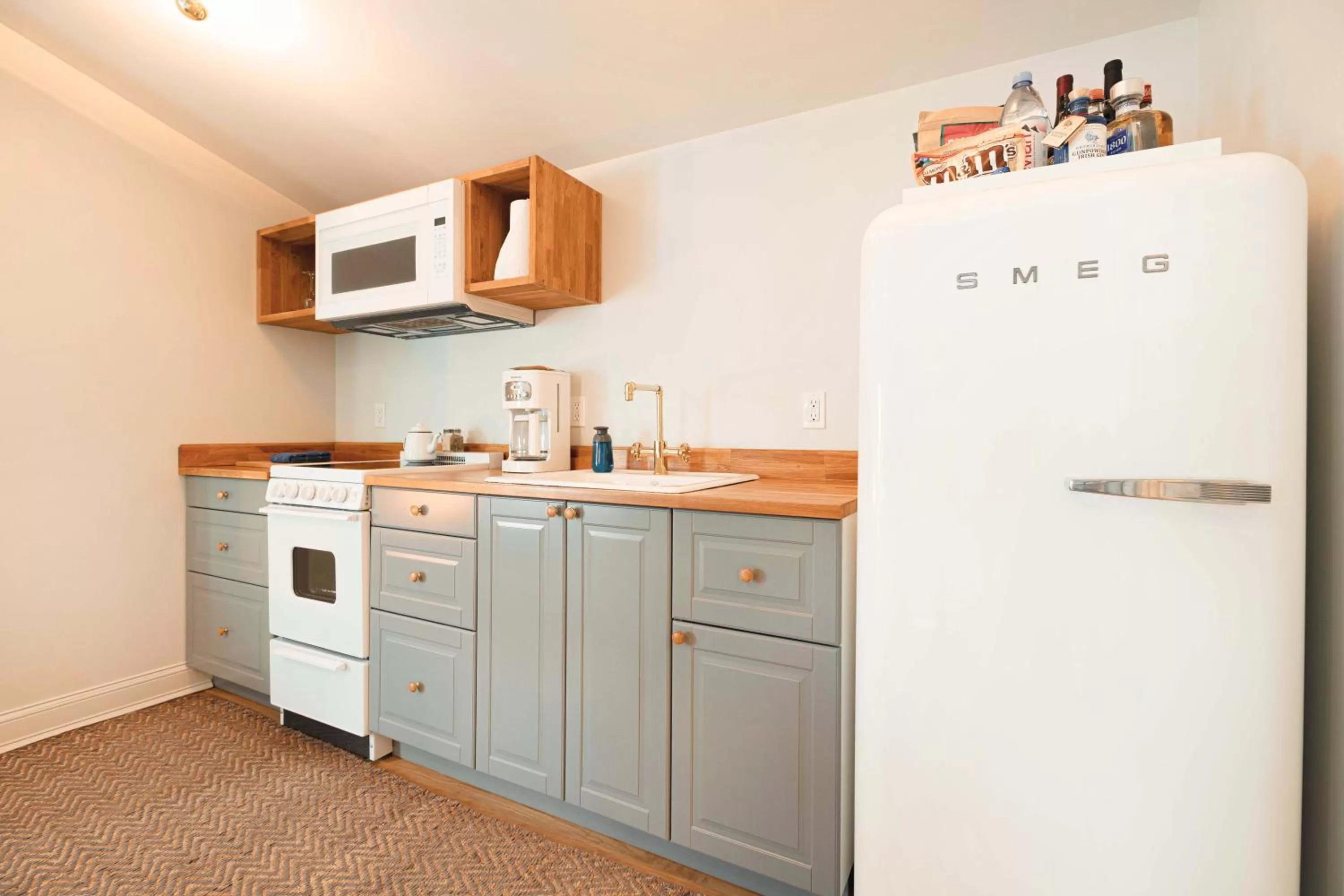 Kitchen or kitchenette in GREAT ISLAND INN - A Modern Boutique Hotel