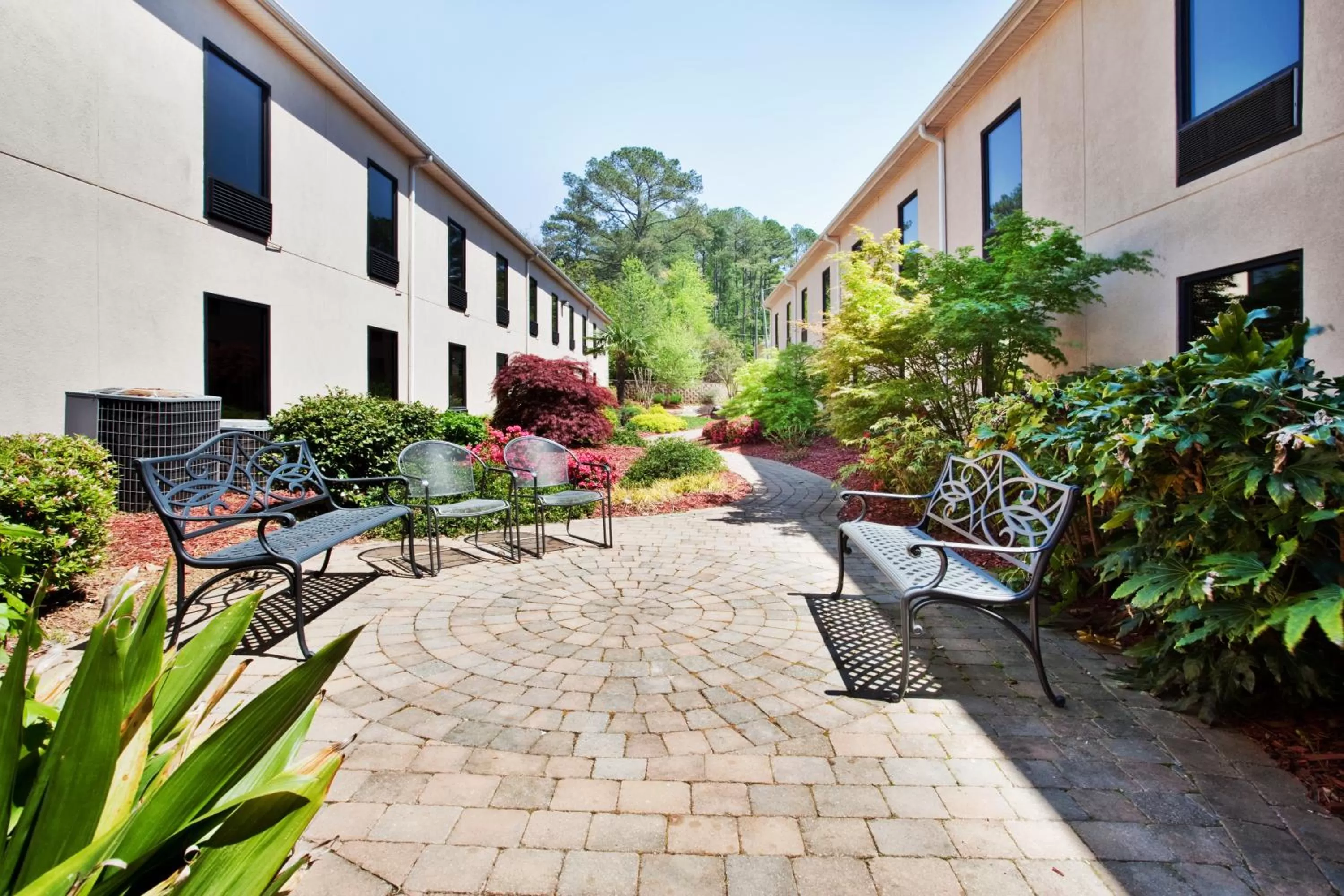 Patio in Country Inn & Suites by Radisson, Griffin, GA