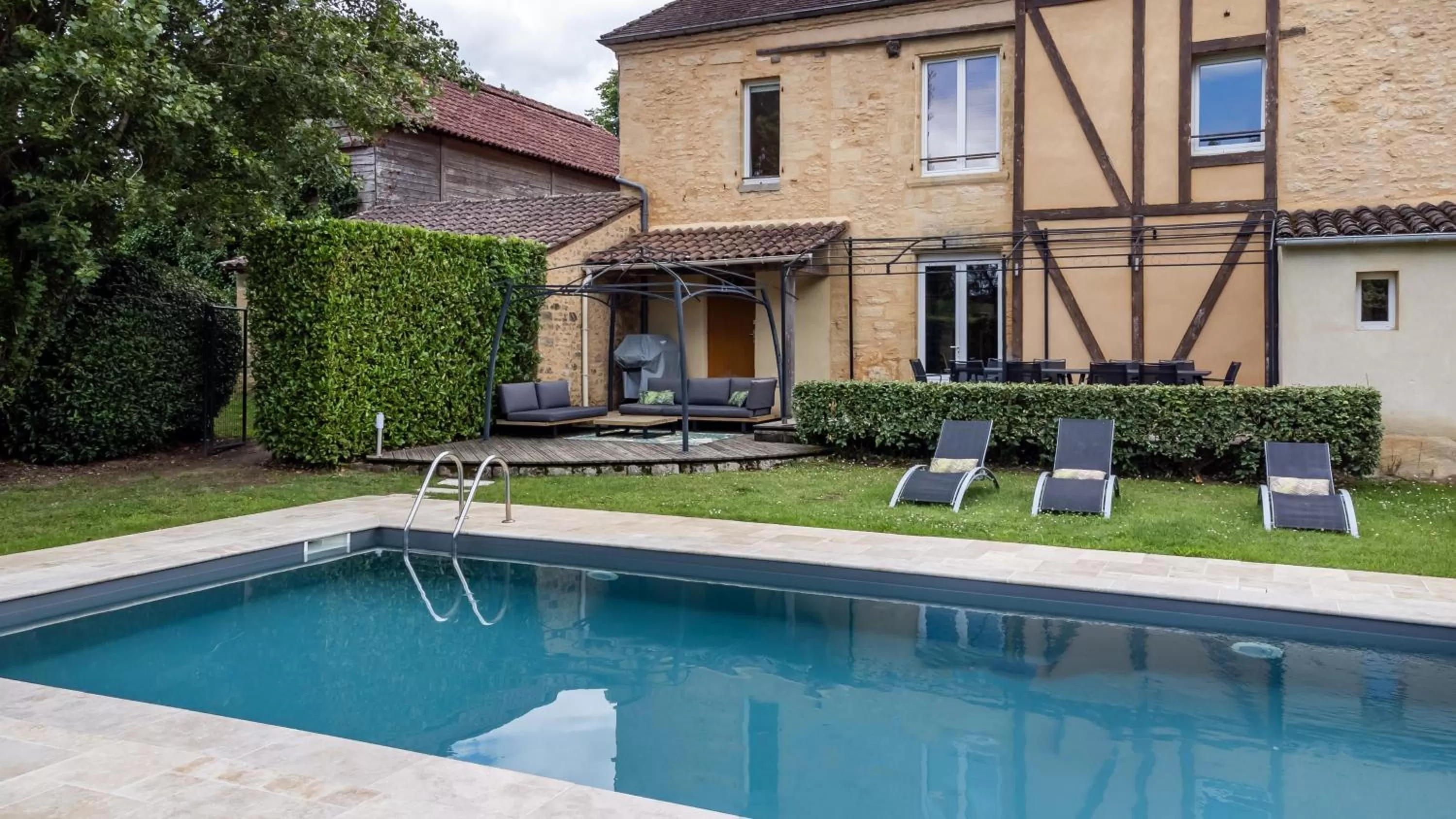Swimming pool in Le Clos Vallis
