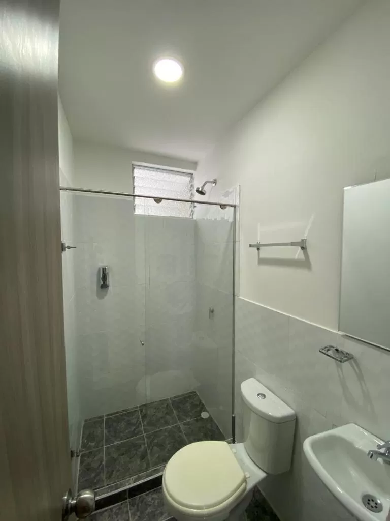 Shower, Bathroom in Hotel Cafe Estrella