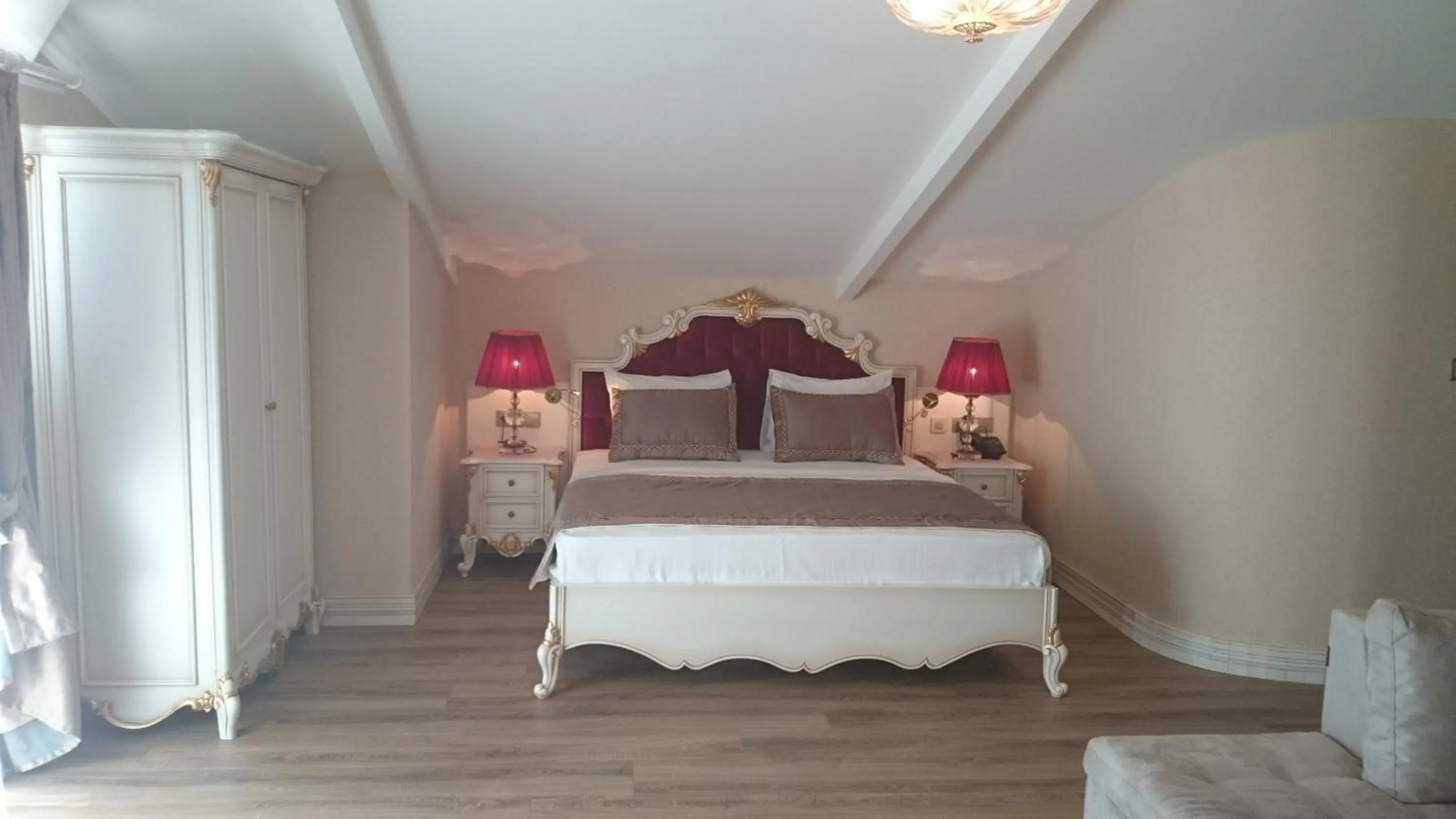 Bedroom, Bed in Glorious Hotel