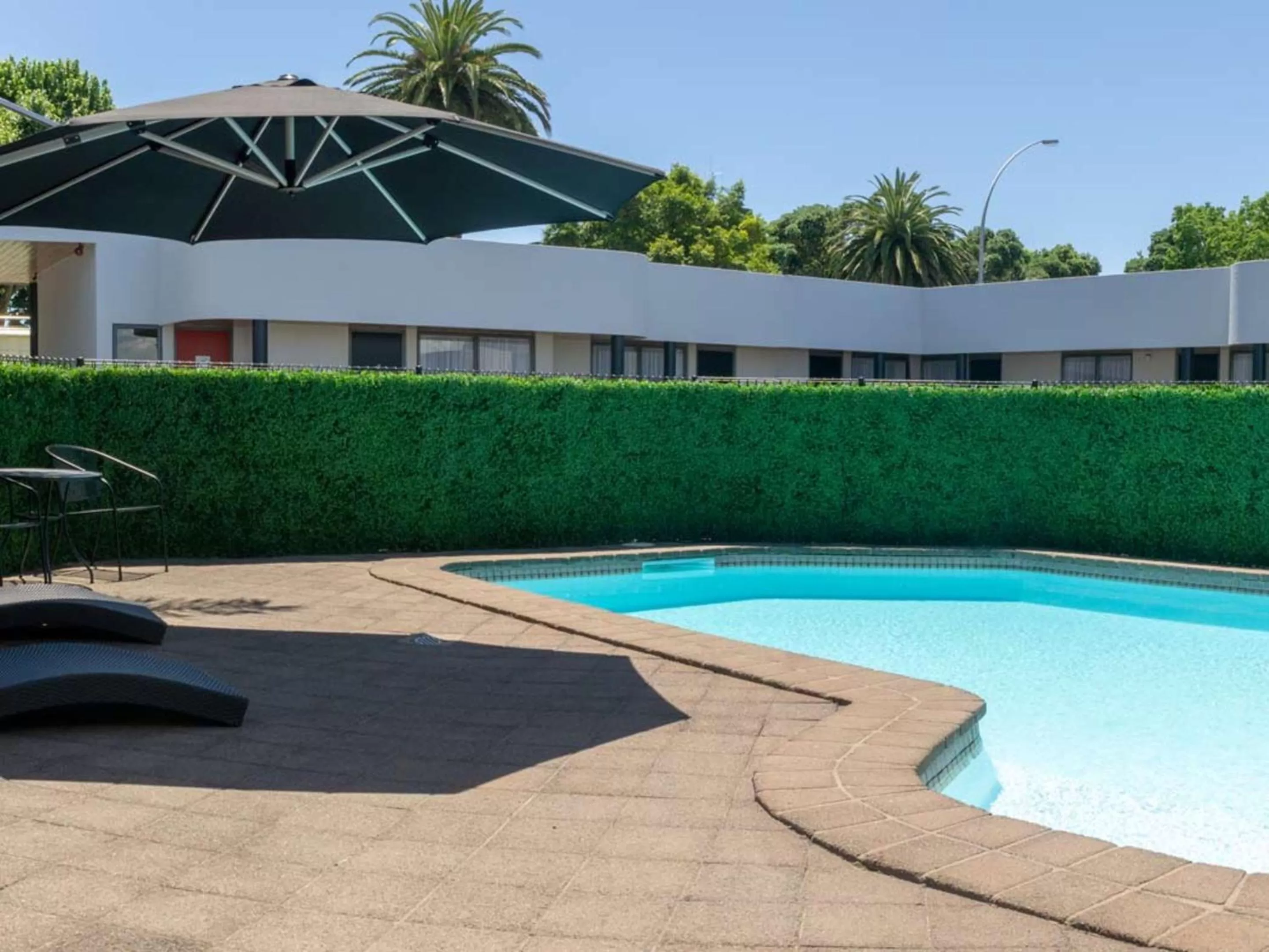 Swimming pool in Durham Court Motor Inn