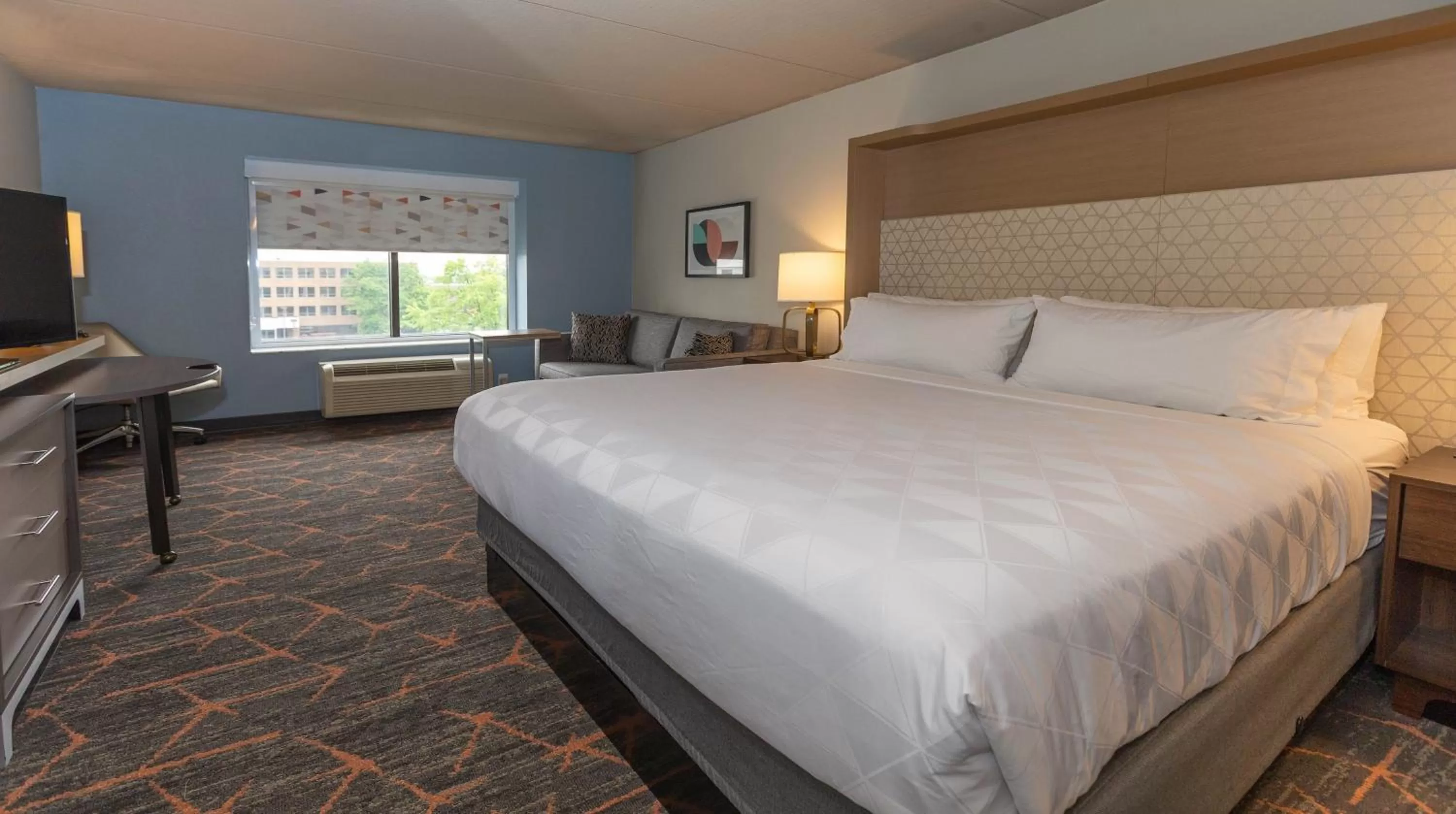 Photo of the whole room, Bed in Holiday Inn Cleveland - South Independence by IHG