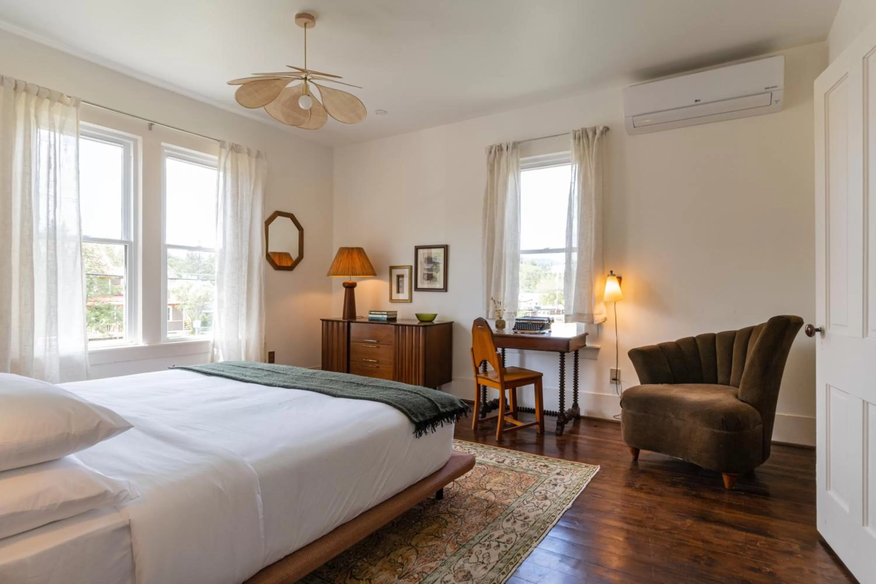 Photo of the whole room, Bed in Eastwind Hotel Lake Placid