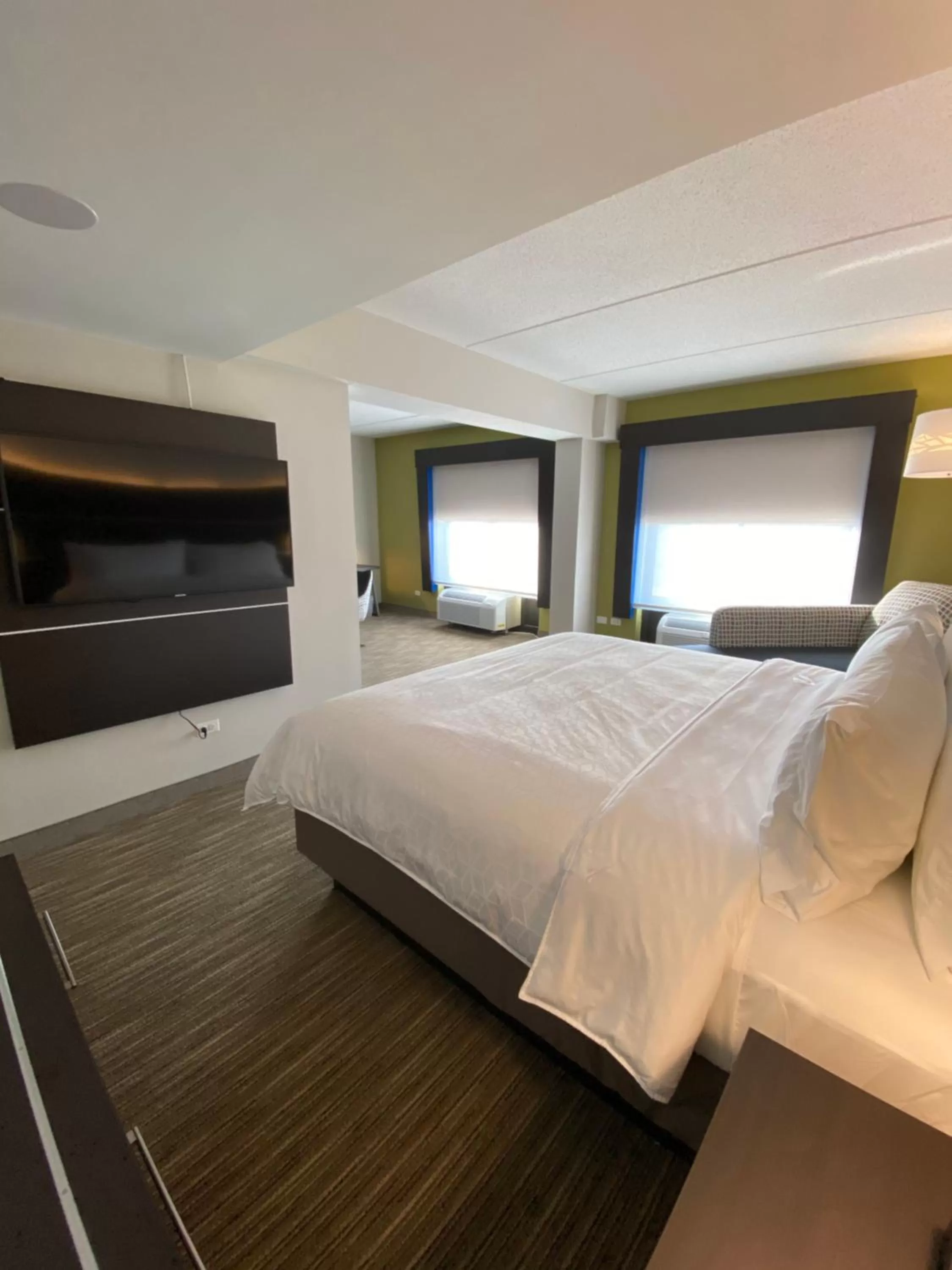 Bed in Holiday Inn Express & Suites - Prospect Heights by IHG