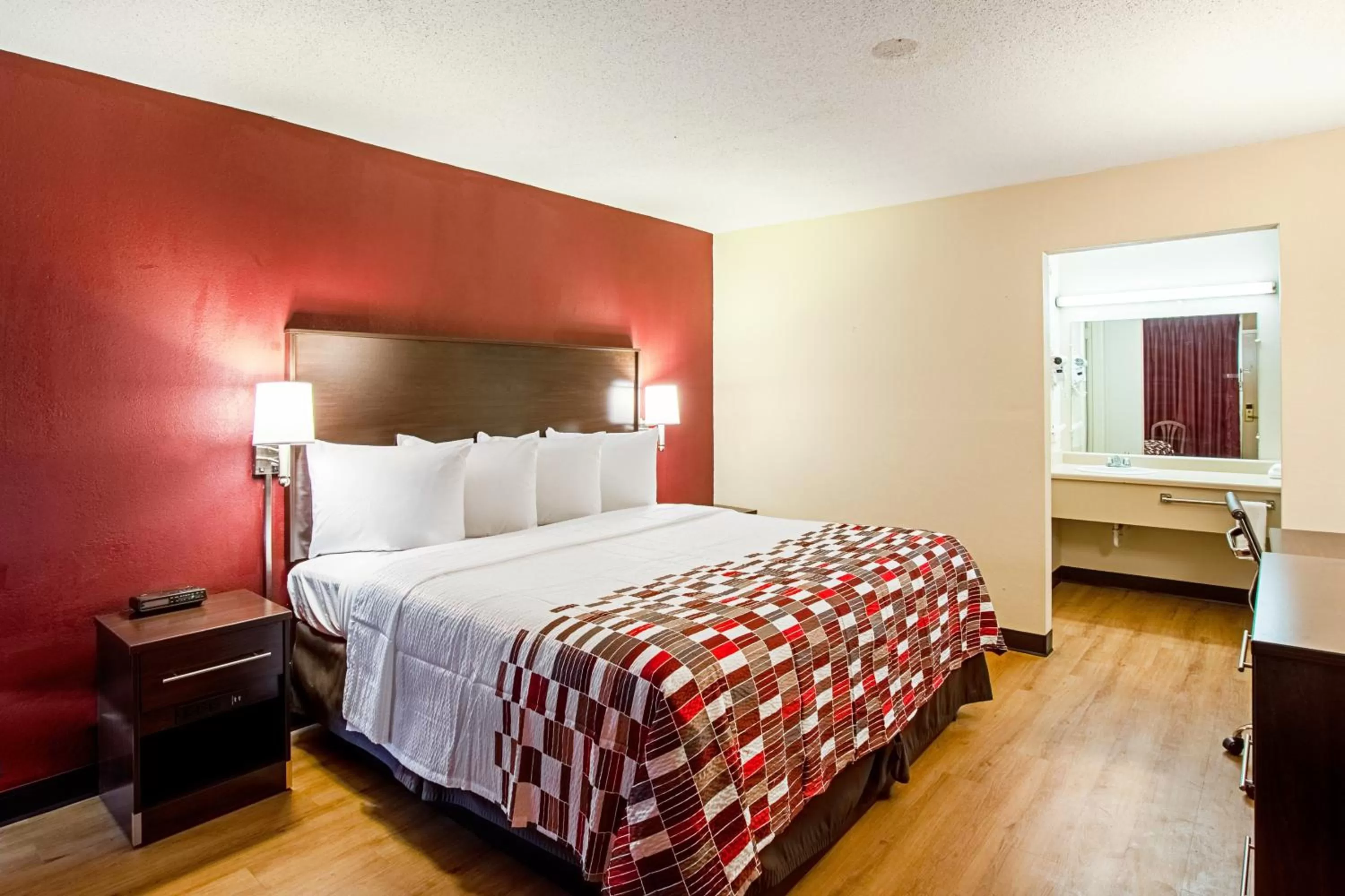 Photo of the whole room, Bed in Red Roof Inn Battle Creek