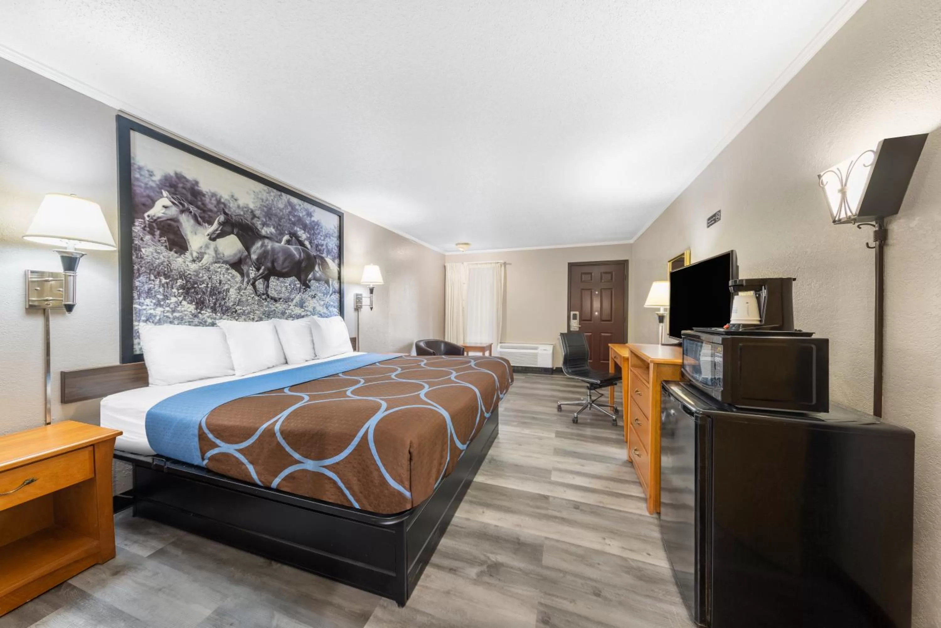 Bedroom, Bed in Super 8 by Wyndham Kansas City Airport North