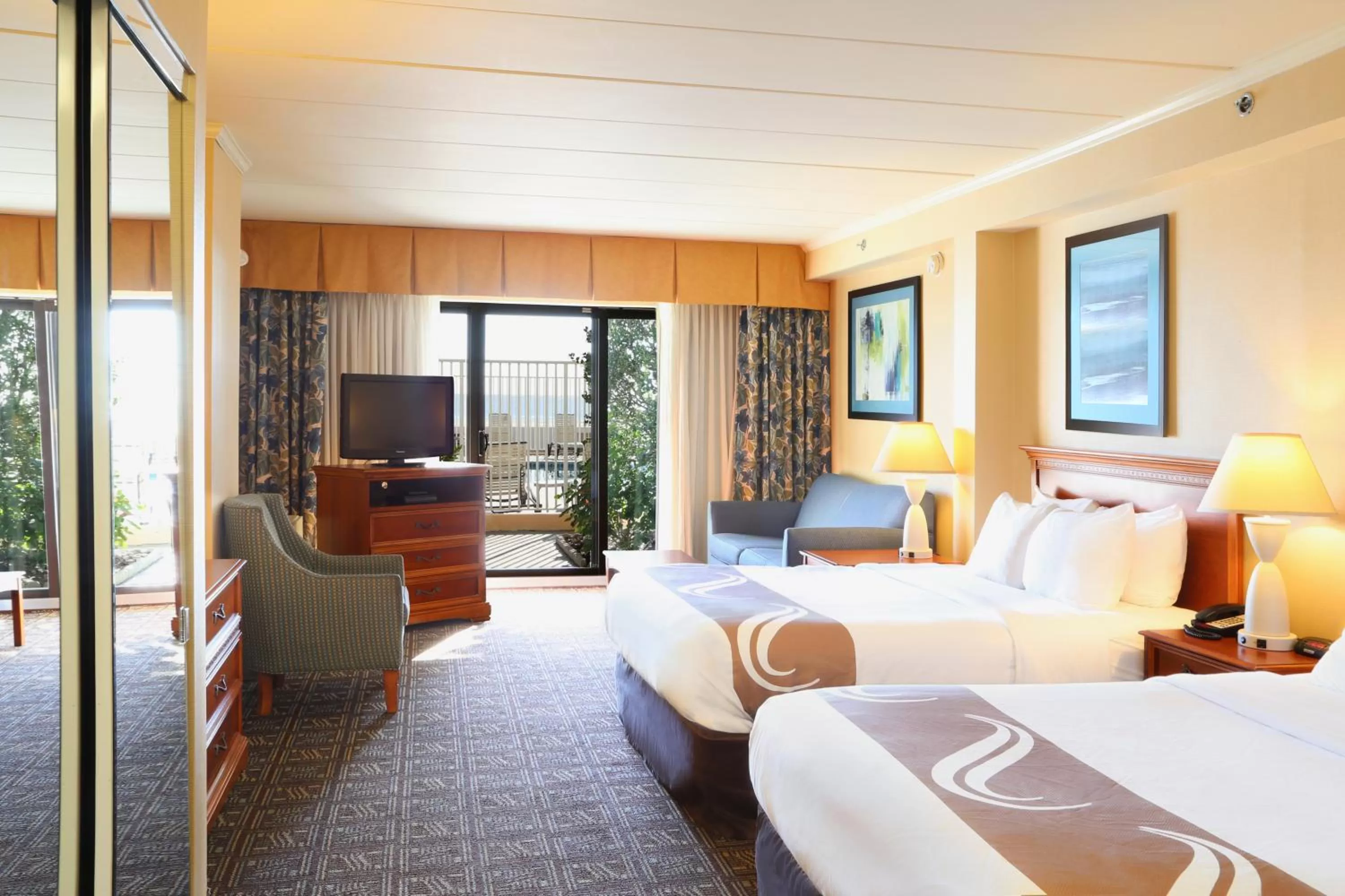 Living room, Bed in Quality Inn Boardwalk