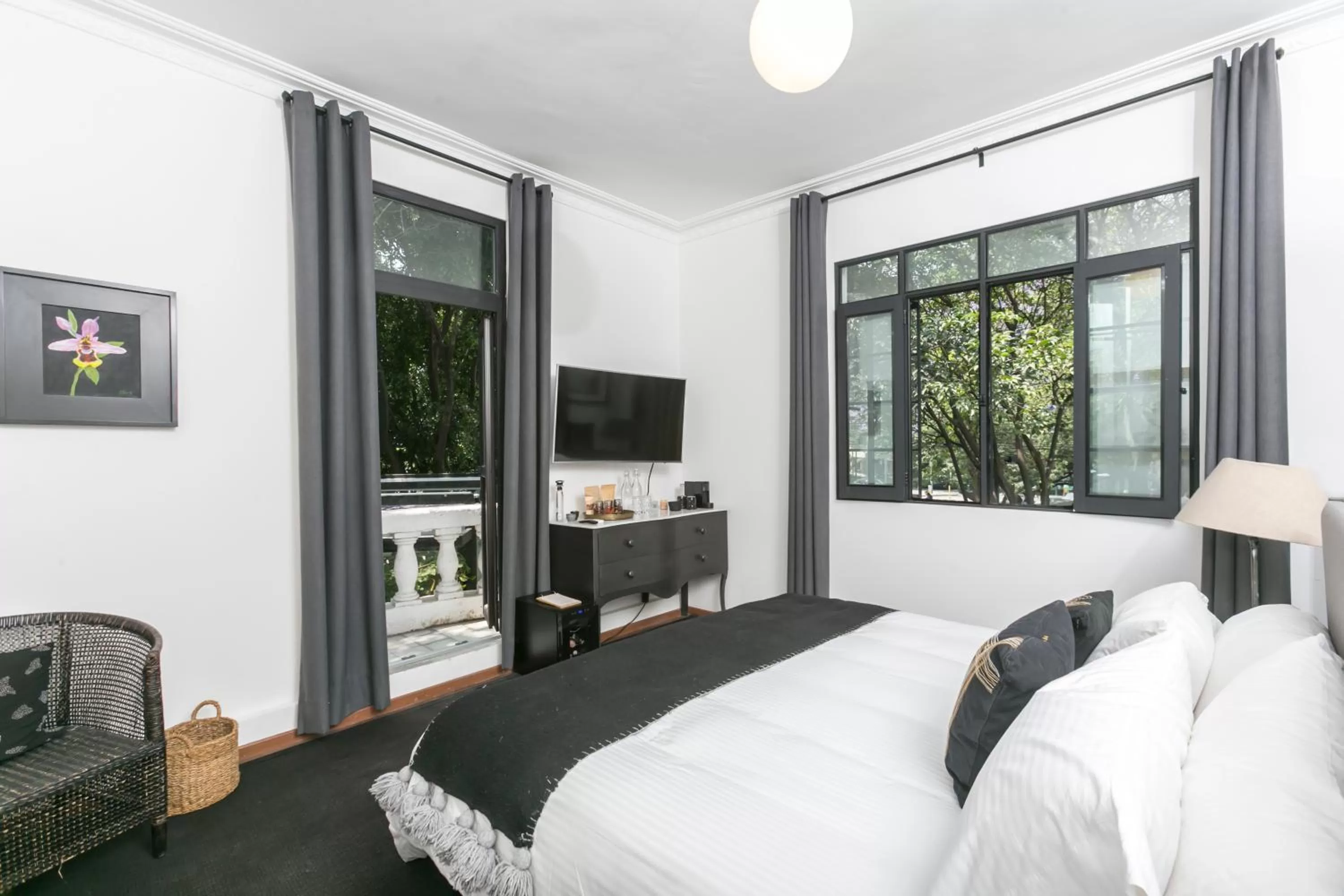 Photo of the whole room, Bed in Orchid House Mexico City