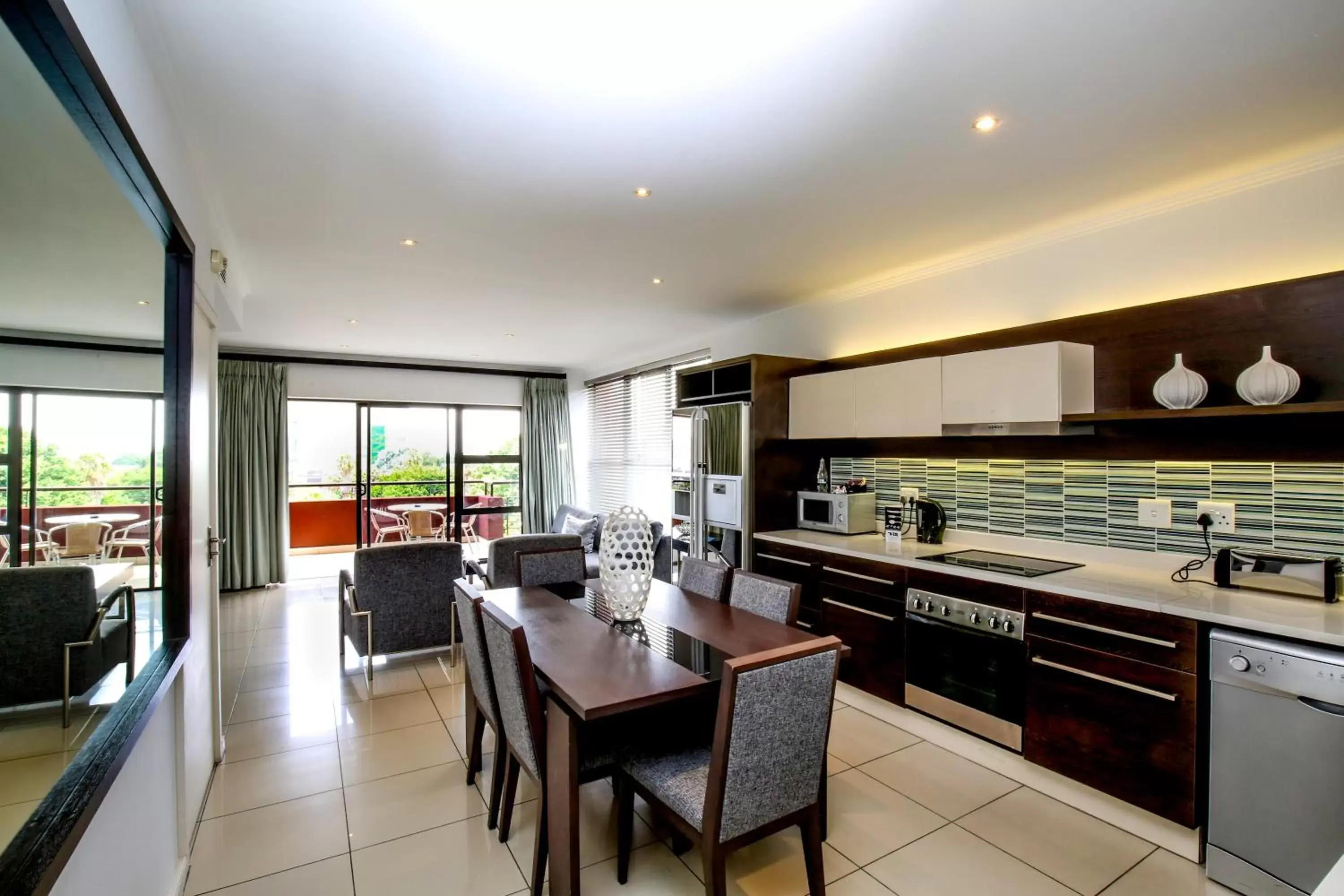 Three-Bedroom Apartment in The Nicol Hotel and Apartments Three-Bedroom Apartment in The Nicol Hotel and Apartments