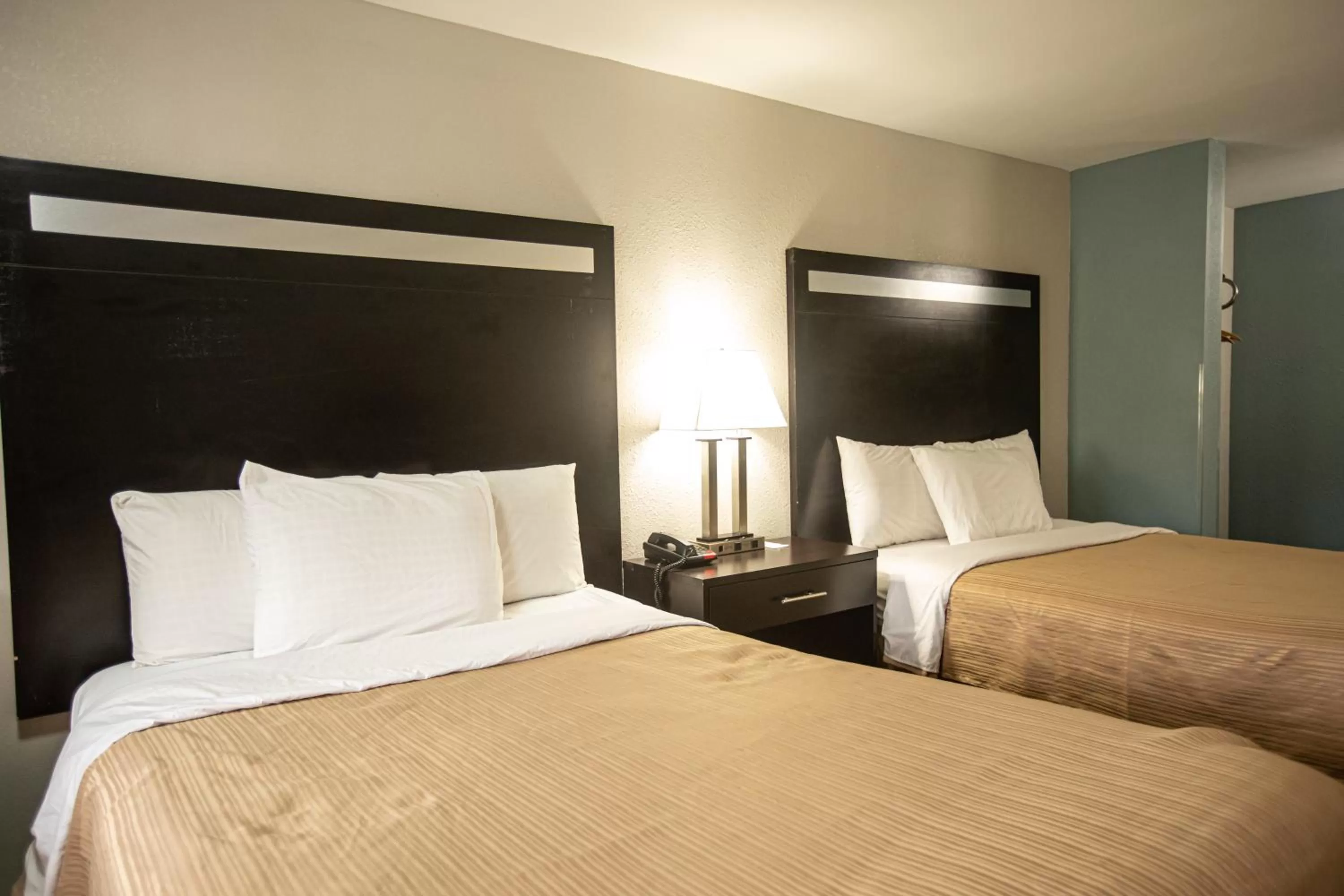 Photo of the whole room, Bed in Knights Inn Mount Airy