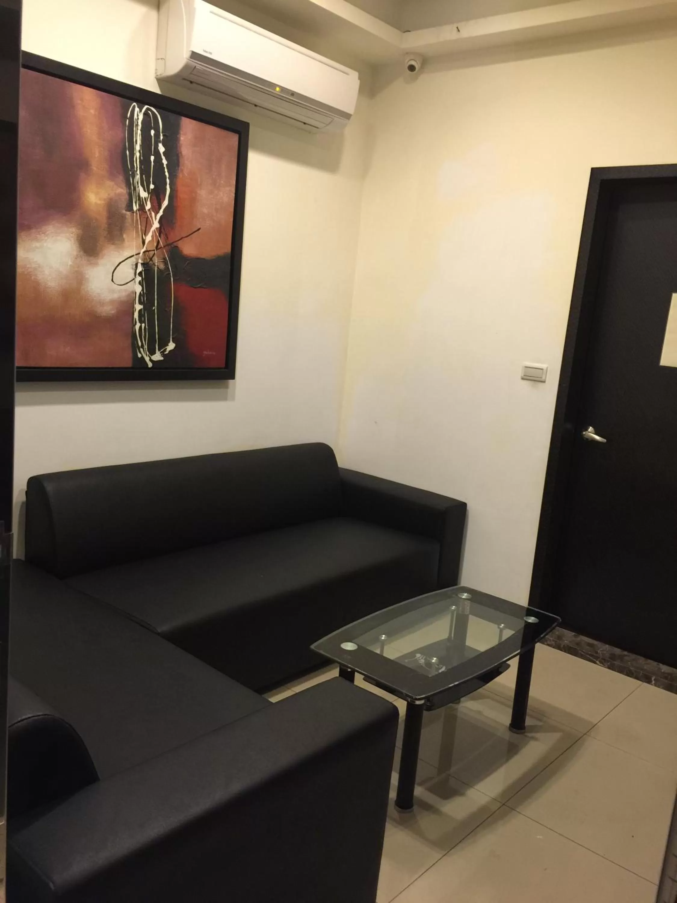 Communal lounge/ TV room, Seating Area in Discovery Motel - Yanping