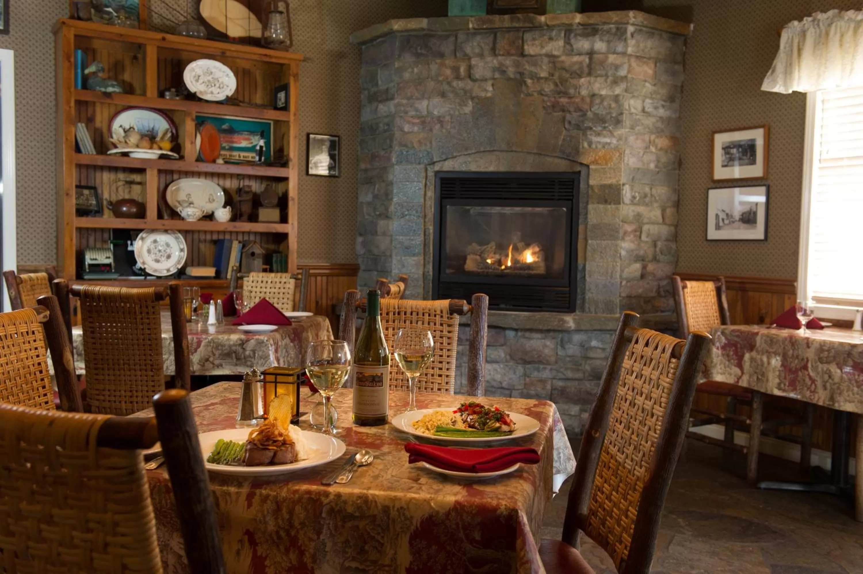 Dining area in Cambria Pines Lodge