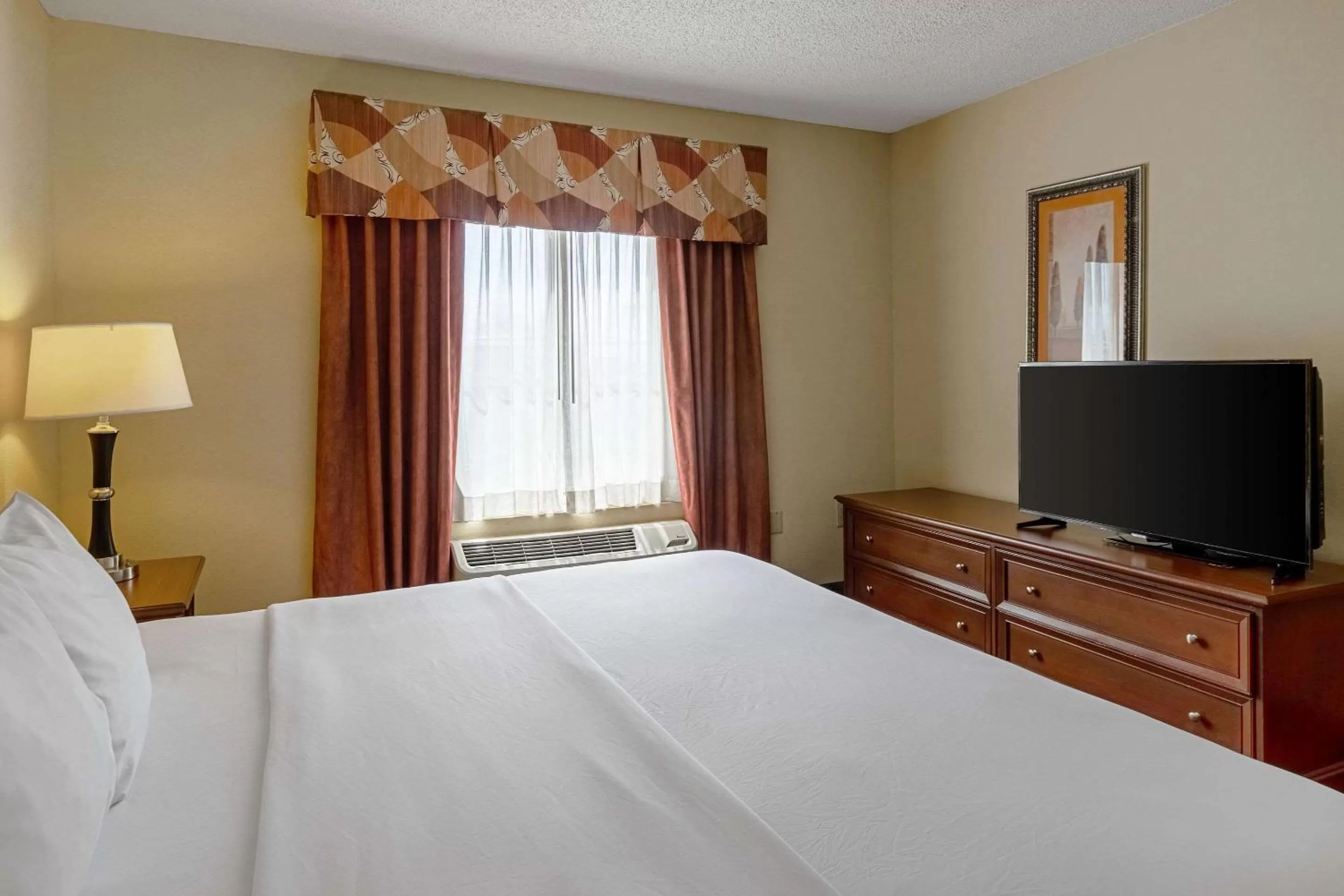 Photo of the whole room, Bed in Quality Suites San Antonio Northeast