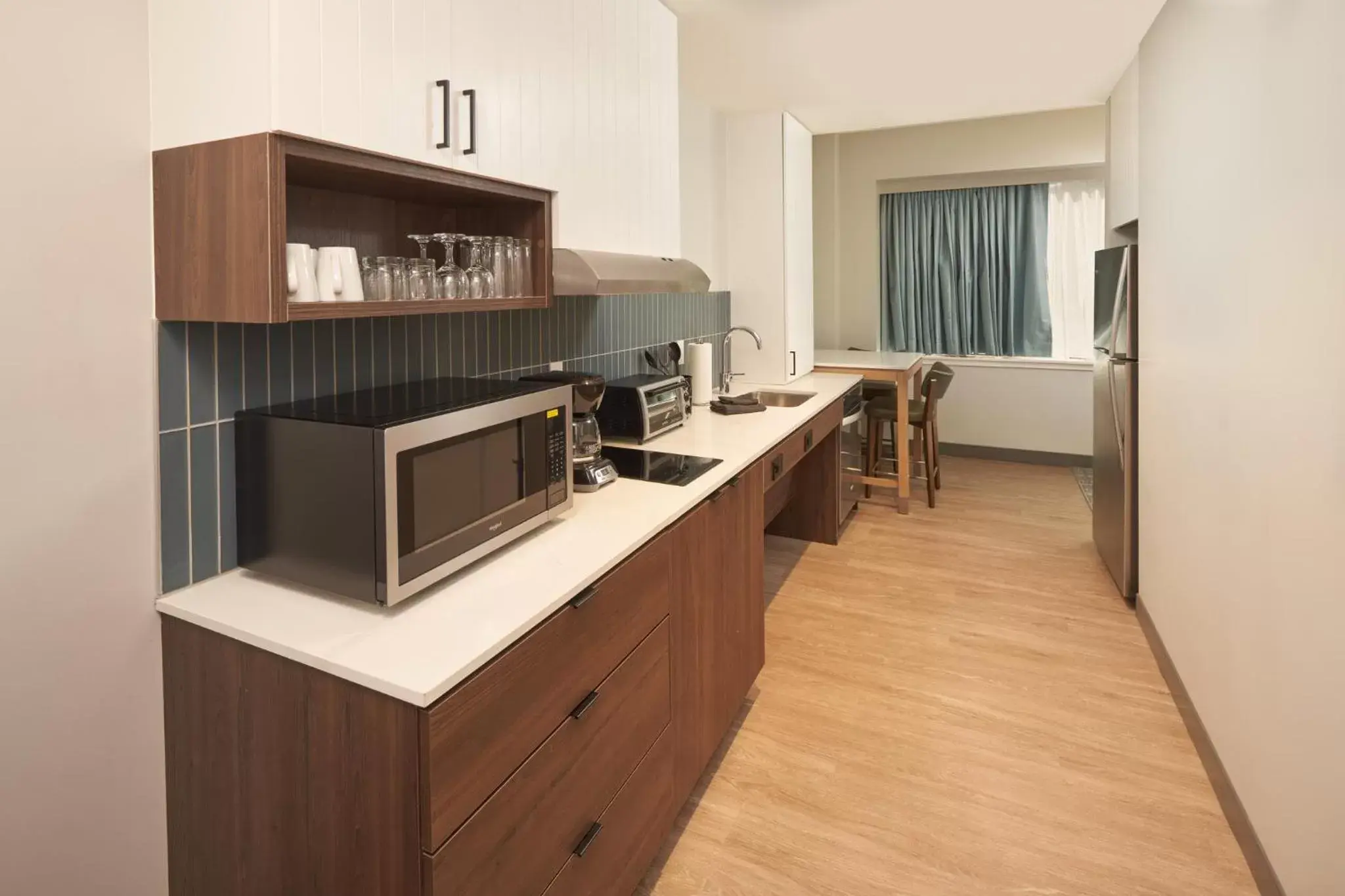 Queen Studio with Mobility Accessible Roll-In Shower in Staybridge Suites Wilmington Downtown, an IHG Hotel Queen Studio with Mobility Accessible Roll-In Shower in Staybridge Suites Wilmington Downtown, an IHG Hotel