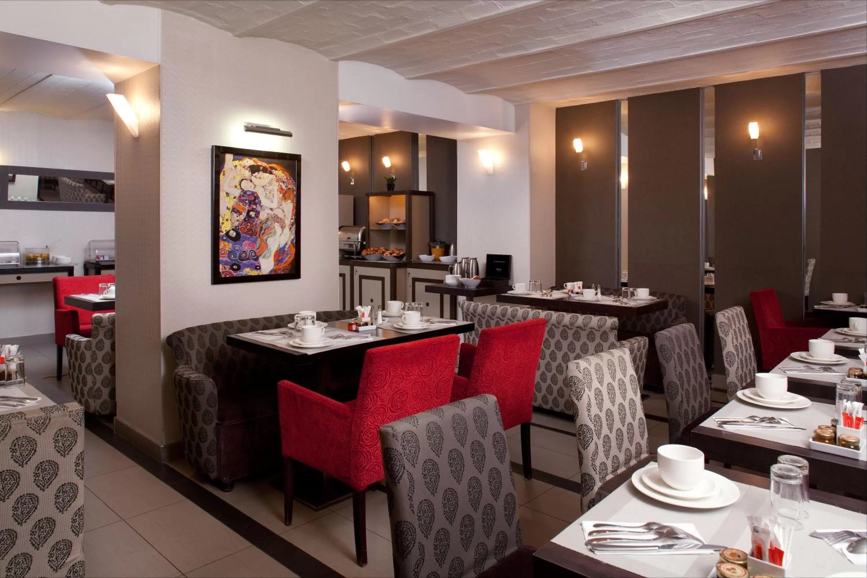 Restaurant/places to eat in Hotel Eiffel Seine