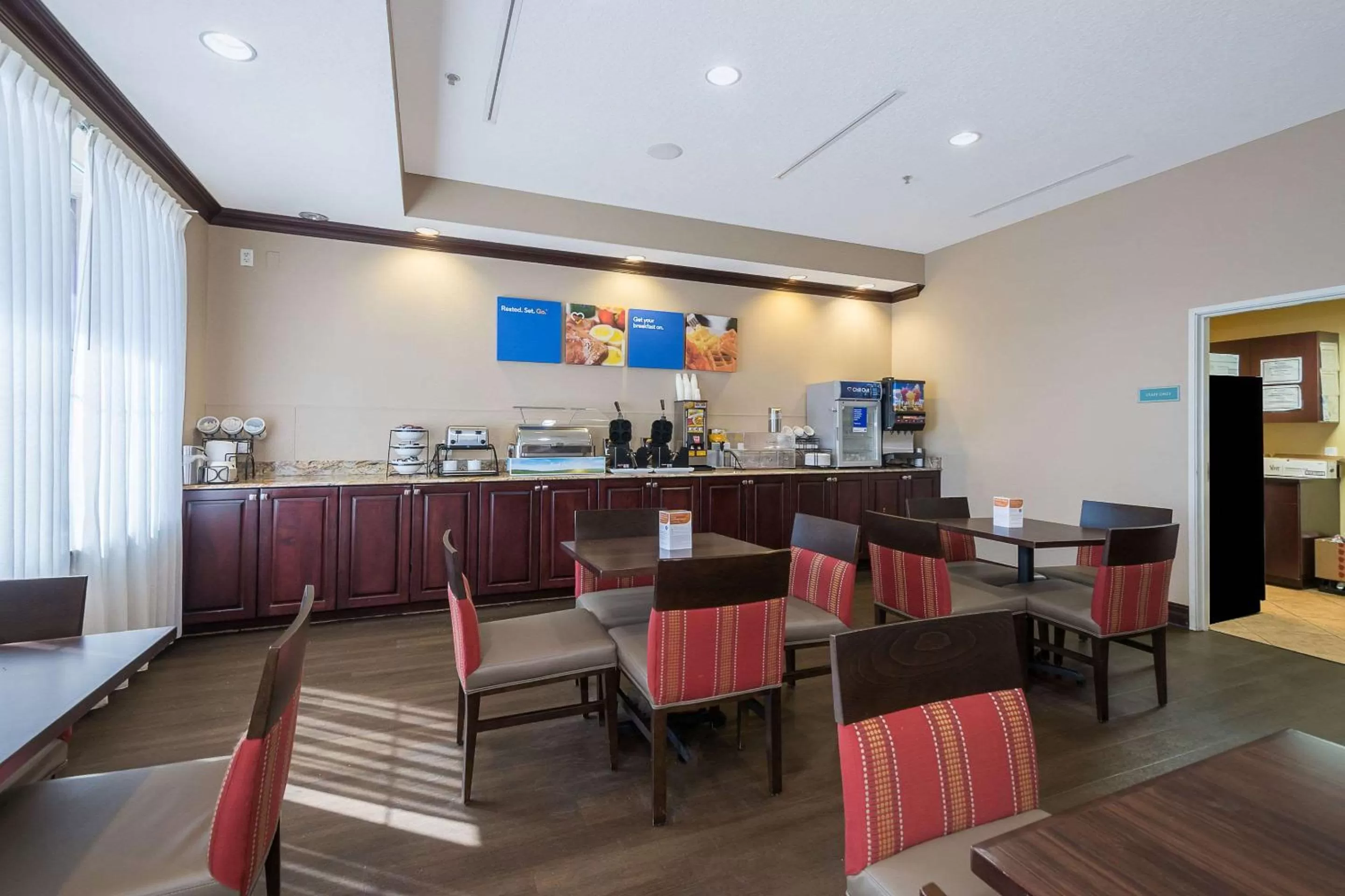 Restaurant/Places to Eat in Comfort Inn & Suites Maingate South