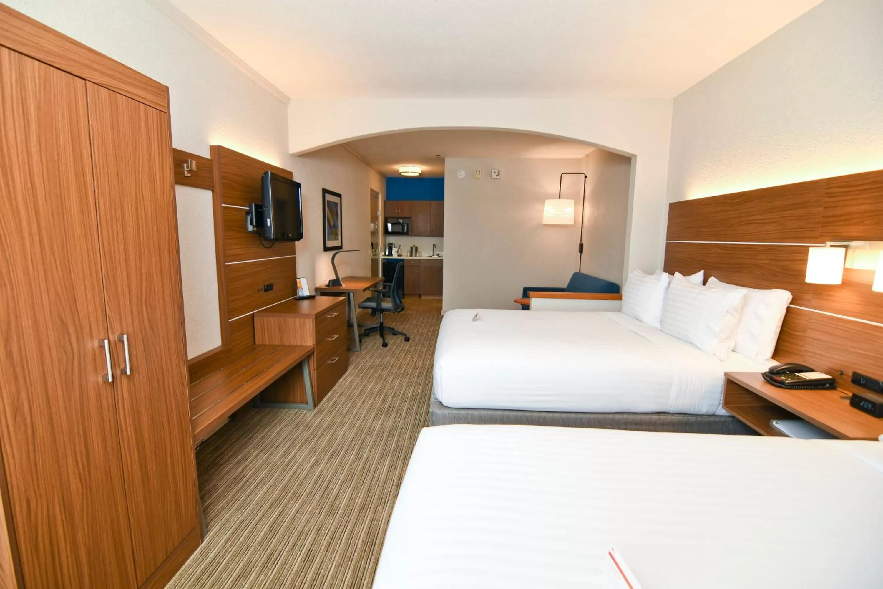 Photo of the whole room, Bed in Holiday Inn Express Hotel & Suites Port Clinton-Catawba Island by IHG