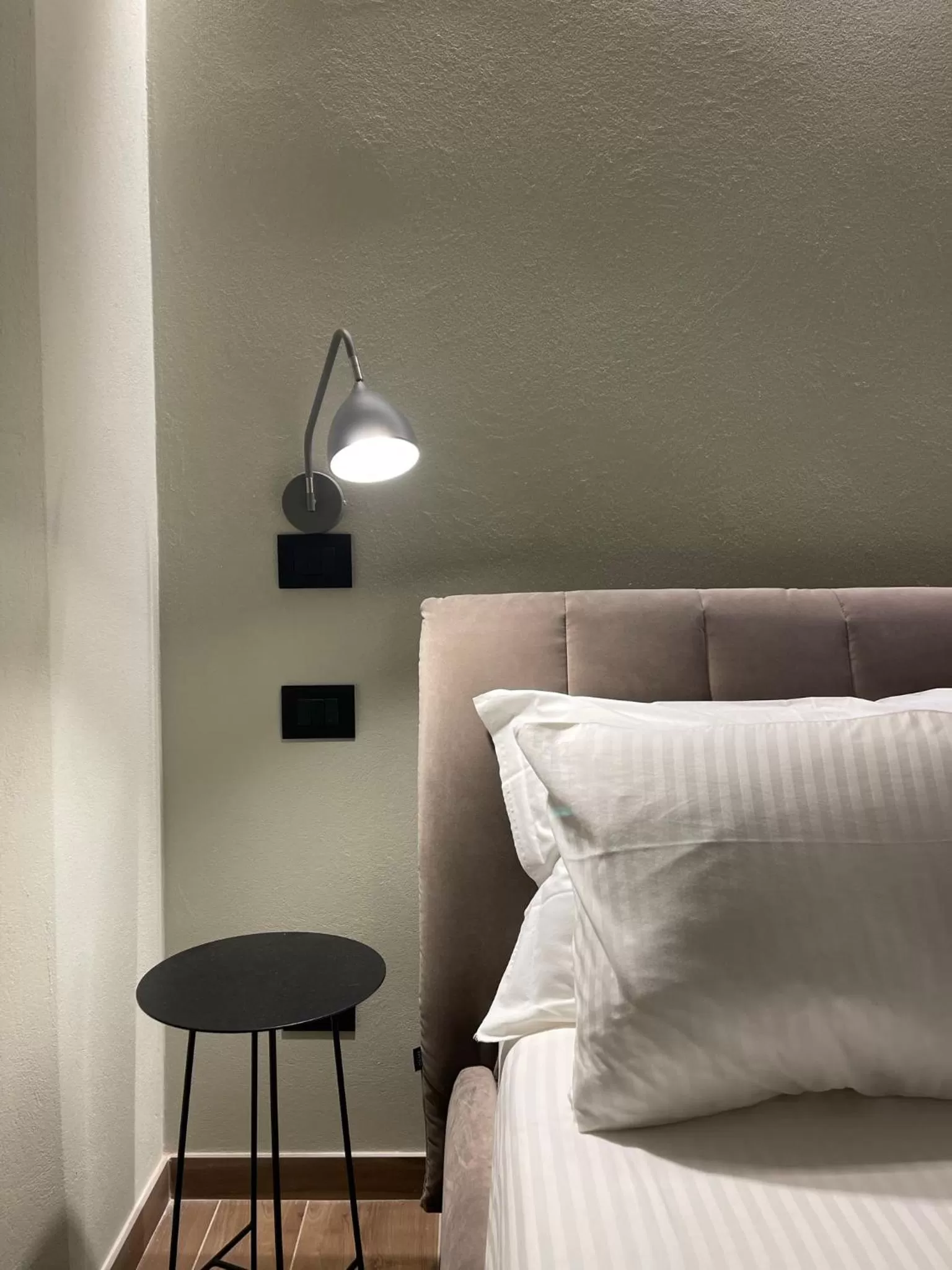 Bed, Seating Area in Raha Suites