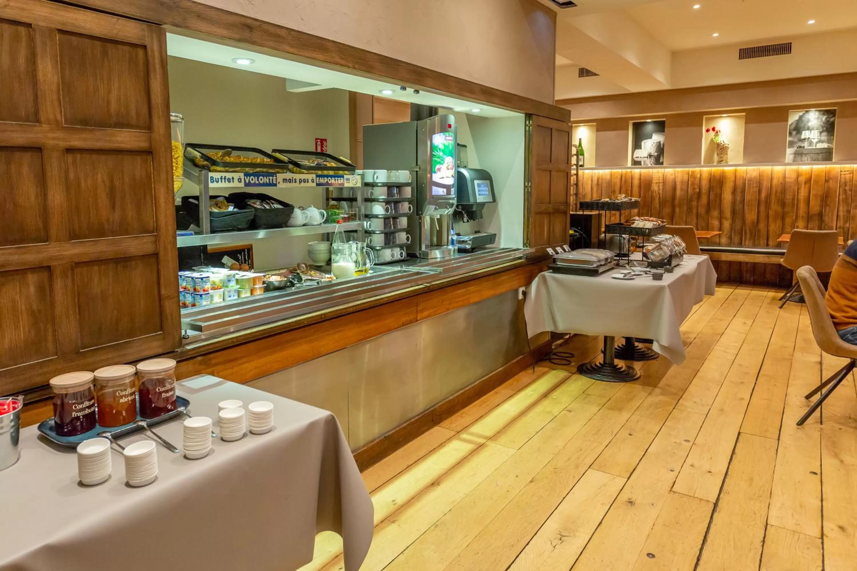 Breakfast in Hôtel The Originals City Le Berry - proche centre-ville - Gare - parking - recharge véhicule