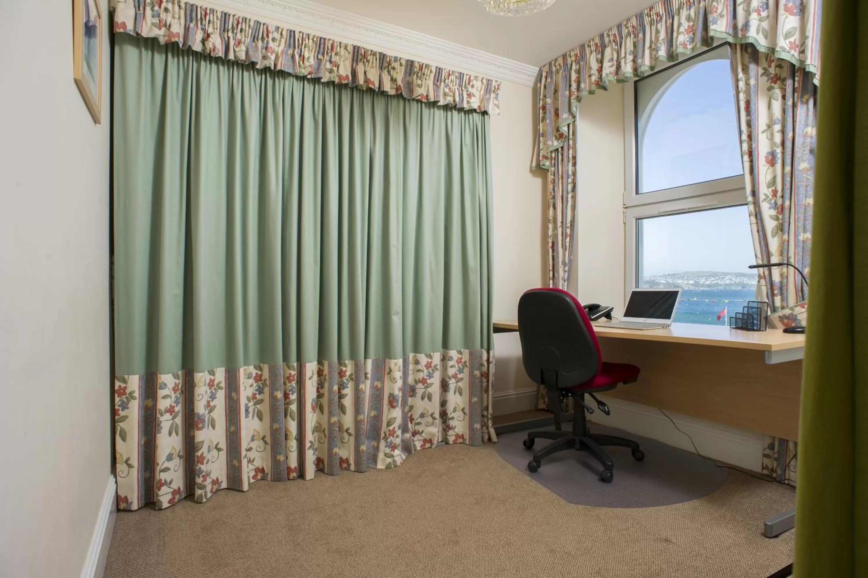 Day, Bed in Ellan Vannin Hotel