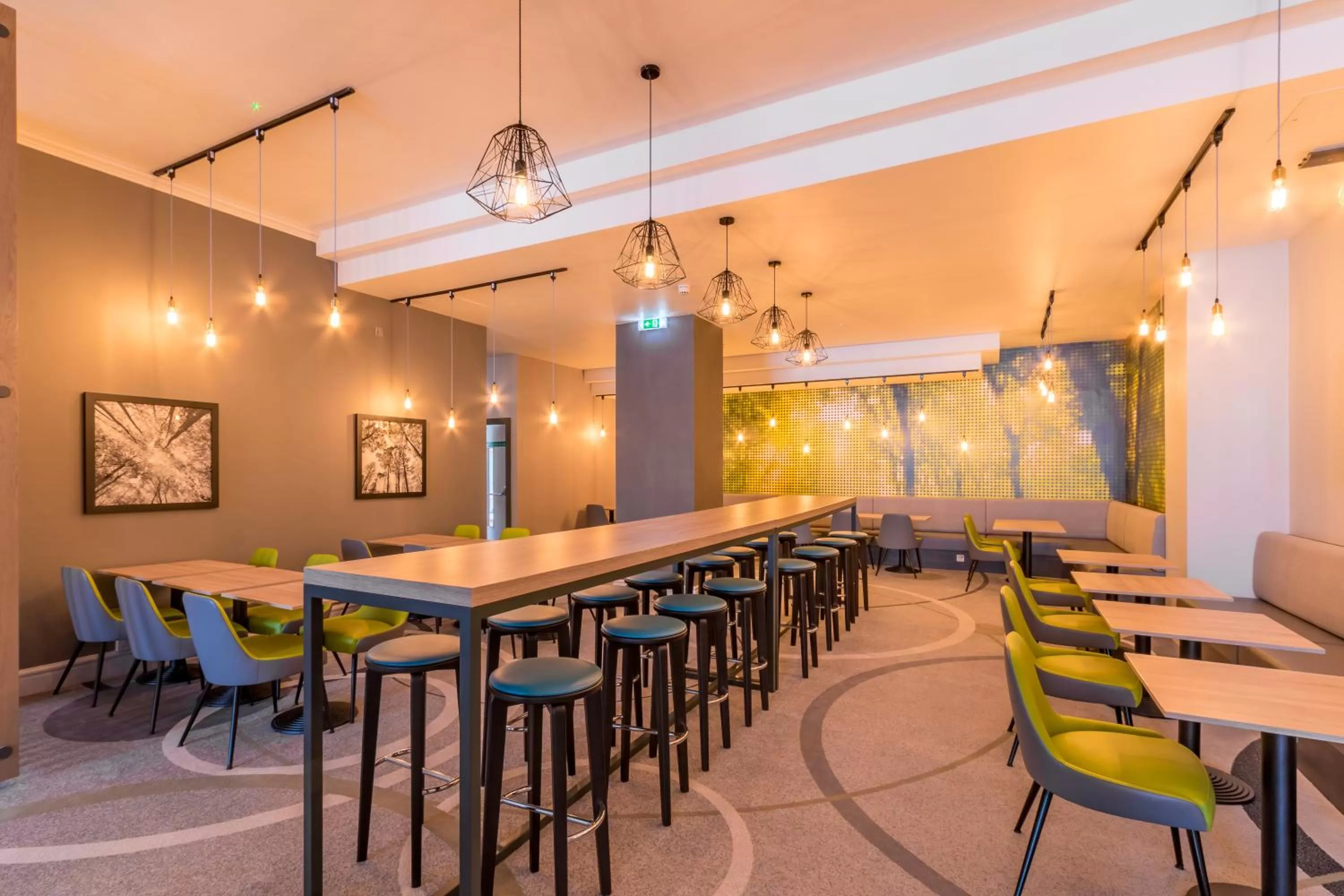 Communal lounge/ TV room in Thistle Express London Luton