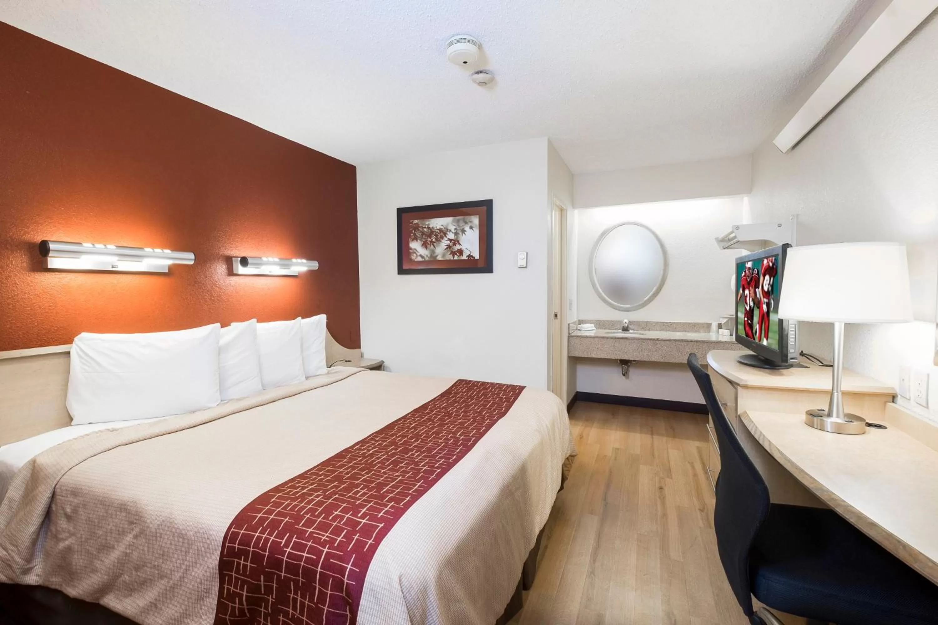 Standard King Room Non-Smoking in Red Roof Inn Enfield