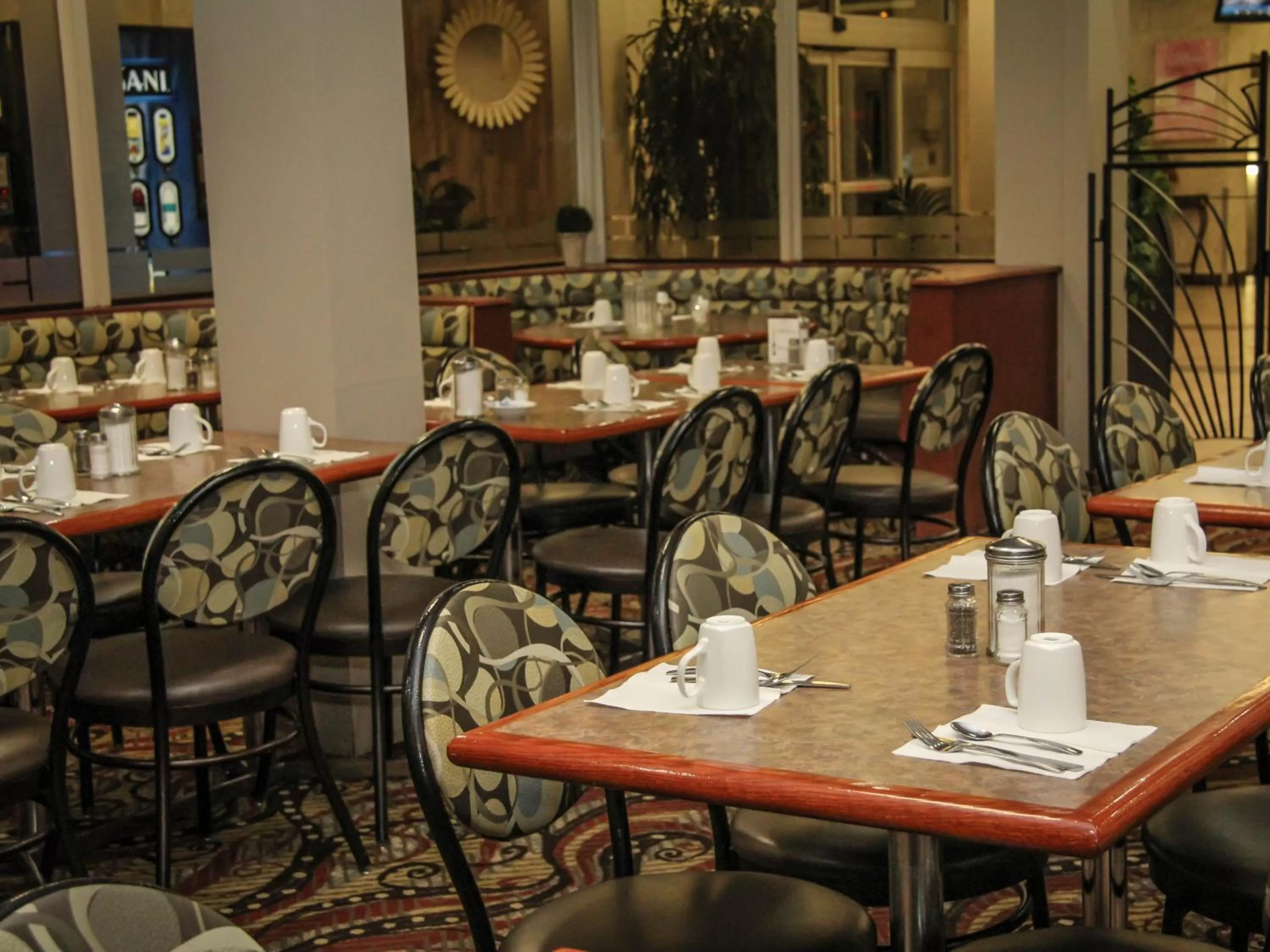 Dining area in Continental Inn & Suites