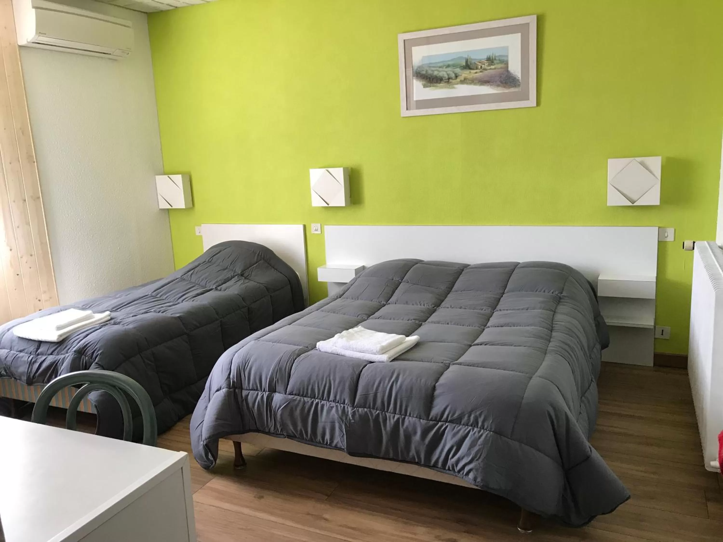 Bed in Hotel Les Chênes